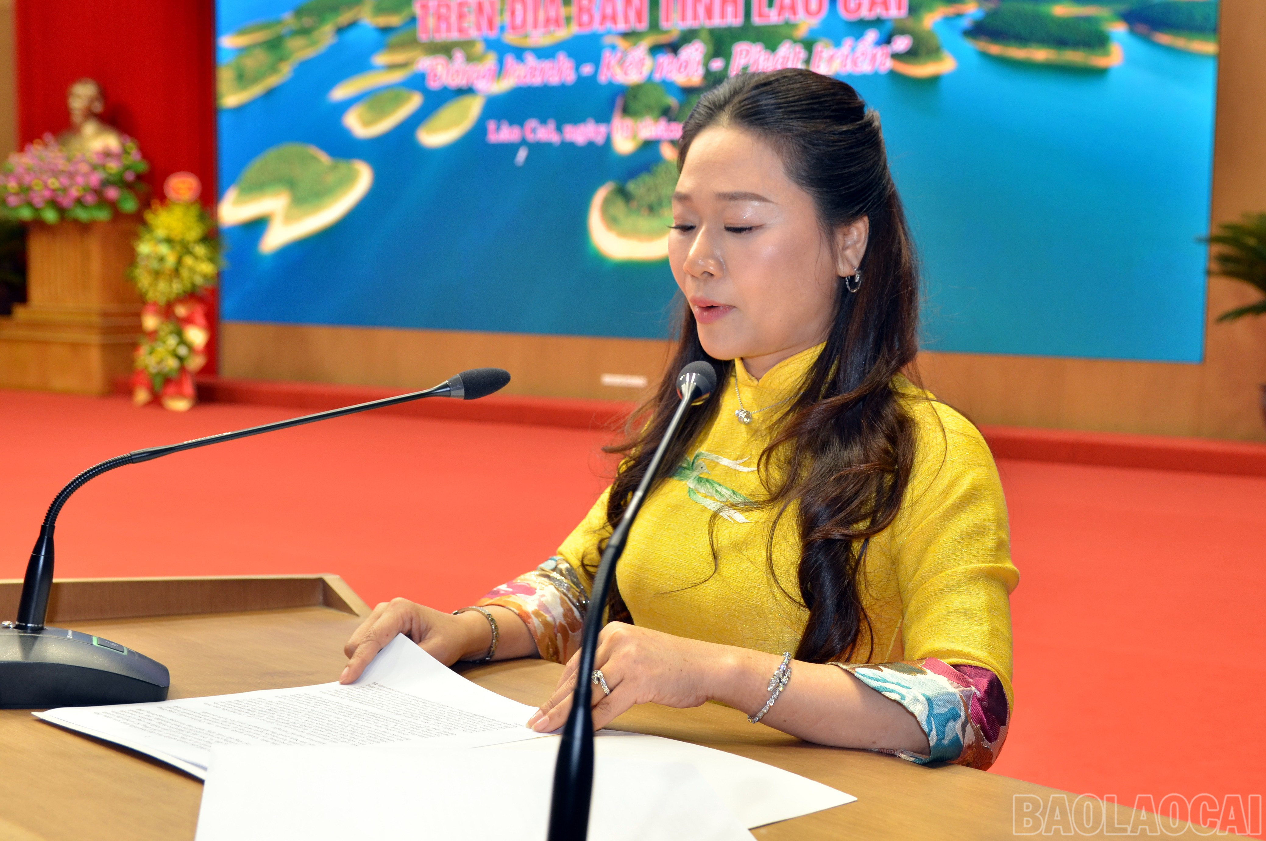 Bà Nguyễn Thị Minh Hiền - Chủ tịch Hội Doanh nhân trẻ, Giám đốc Công ty TNHH Xây dựng Minh Đức phát biểu tại diễn đàn. baolaocai-br_dsc-5636.jpg