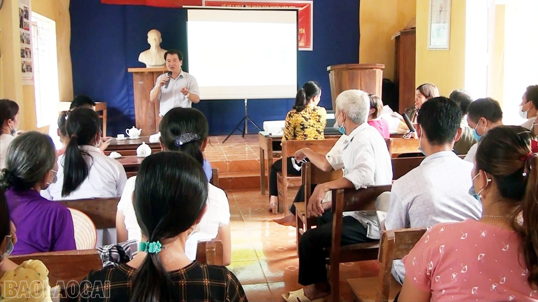 Cán bộ Phòng Văn hóa xã Phong Dụ Hạ truyền thông nâng cao nhận thức về bảo vệ môi trường cho người dân thôn Khe Lầu. baolaocai-bl_470592414-1628451421214660-5417932629173636018-n-7921-8087.jpg