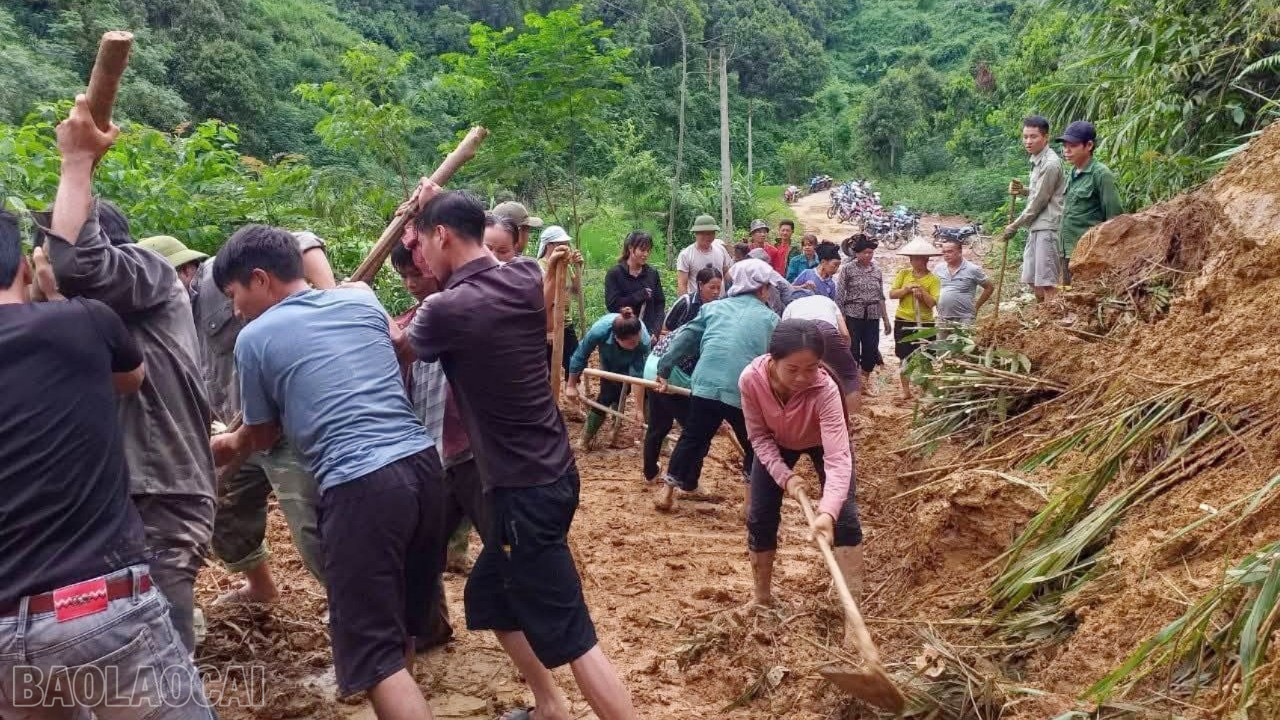 Hội viên Chi hội Phụ nữ thôn Khe Lép tham gia khắc phục tuyến đường liên thôn bị sạt lở do ảnh hưởng mưa lũ. baolaocai-bl_549647908-122187686708327129-2956132042510257734-n-9448-4996.jpg