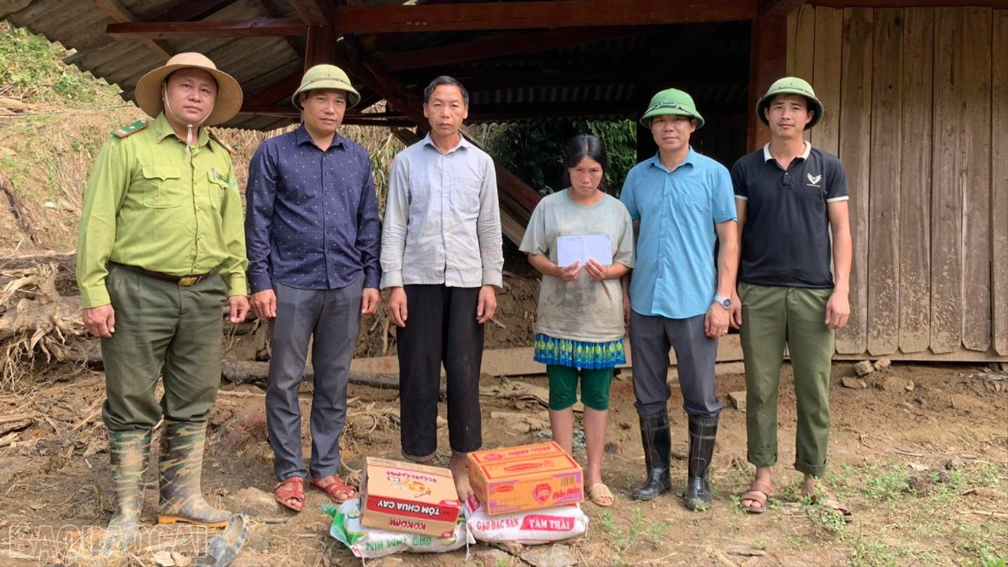 Lãnh đạo xã Mỏ Vàng hỗ trợ lương thực, kinh phí cho hộ dân bị thiệt hại do mưa lũ tại thôn Sài Lương 2. baolaocai-bl_558549167-122178978668445052-526275110236760645-n-1393.jpg