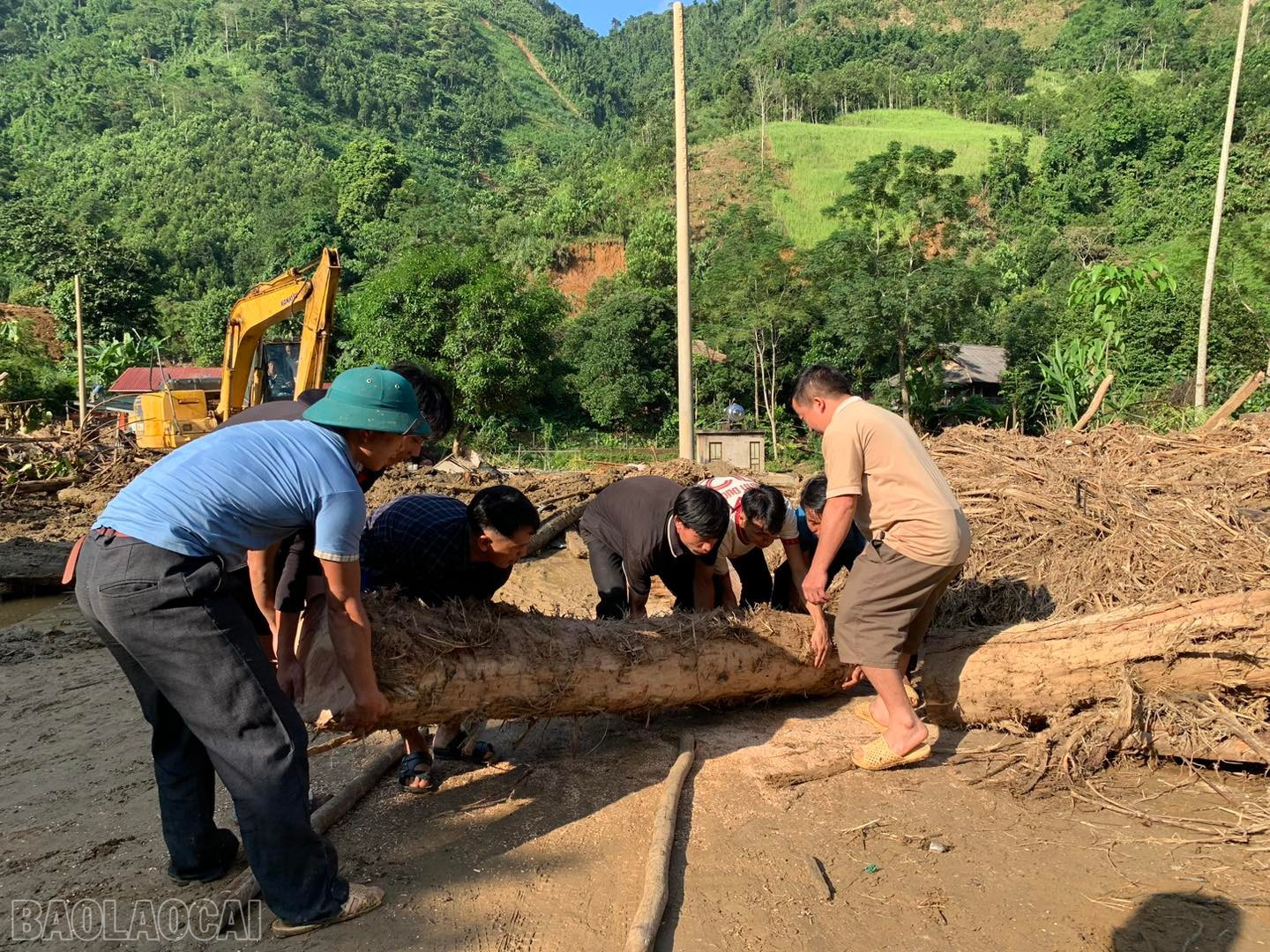 Nhân dân thôn Giàn Dầu dọn rác trên ruộng đồng để ổn định sản xuất. baolaocai-bl_558244541-122178822830445052-1596297617354070418-n.jpg