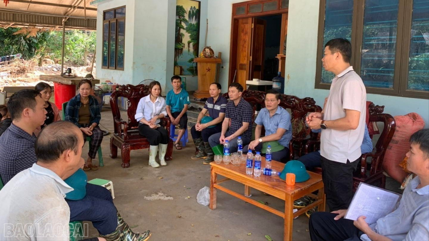 Lãnh đạo xã Mỏ Vàng thăm hỏi, động viên các gia đình bị thiệt hại do mưa lũ tại thôn Khe Lóng 2. Lãnh đạo xã Mỏ Vàng thăm hỏi, động viên các gia đình bị thiệt hại do mưa lũ tại thôn Khe Lóng 2.