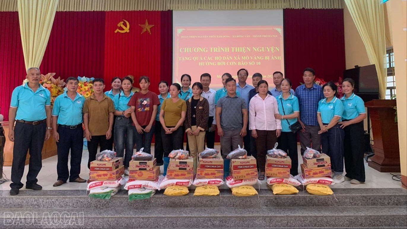 Lãnh đạo xã Mỏ Vàng phối hợp với đoàn thiện nguyện tặng quà các hộ dân trong xã bị ảnh hưởng của hoàn lưu cơn bão số 10. baolaocai-bl_559945179-122178706904445052-2055533441202759964-n-5528.jpg