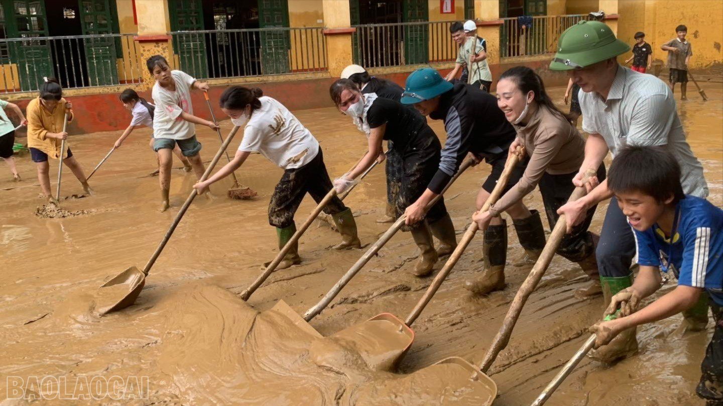Xã Mỏ vàng huy động lực lượng hỗ trợ các trường học trên địa bàn dọn vệ sinh, sớm ổn định việc dạy và học. baolaocai-bl_558865388-122177904830445052-980980638770611180-n-1691-2324.jpg