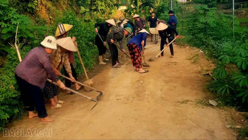 Medlemmar i kvinnoförbundet i byn Nghia Giang städar byns vägar och skapar ett rent och vackert landskap. baolaocai-bl_527334920-3194484584050451-575496119336016904-n-1-1603.jpg