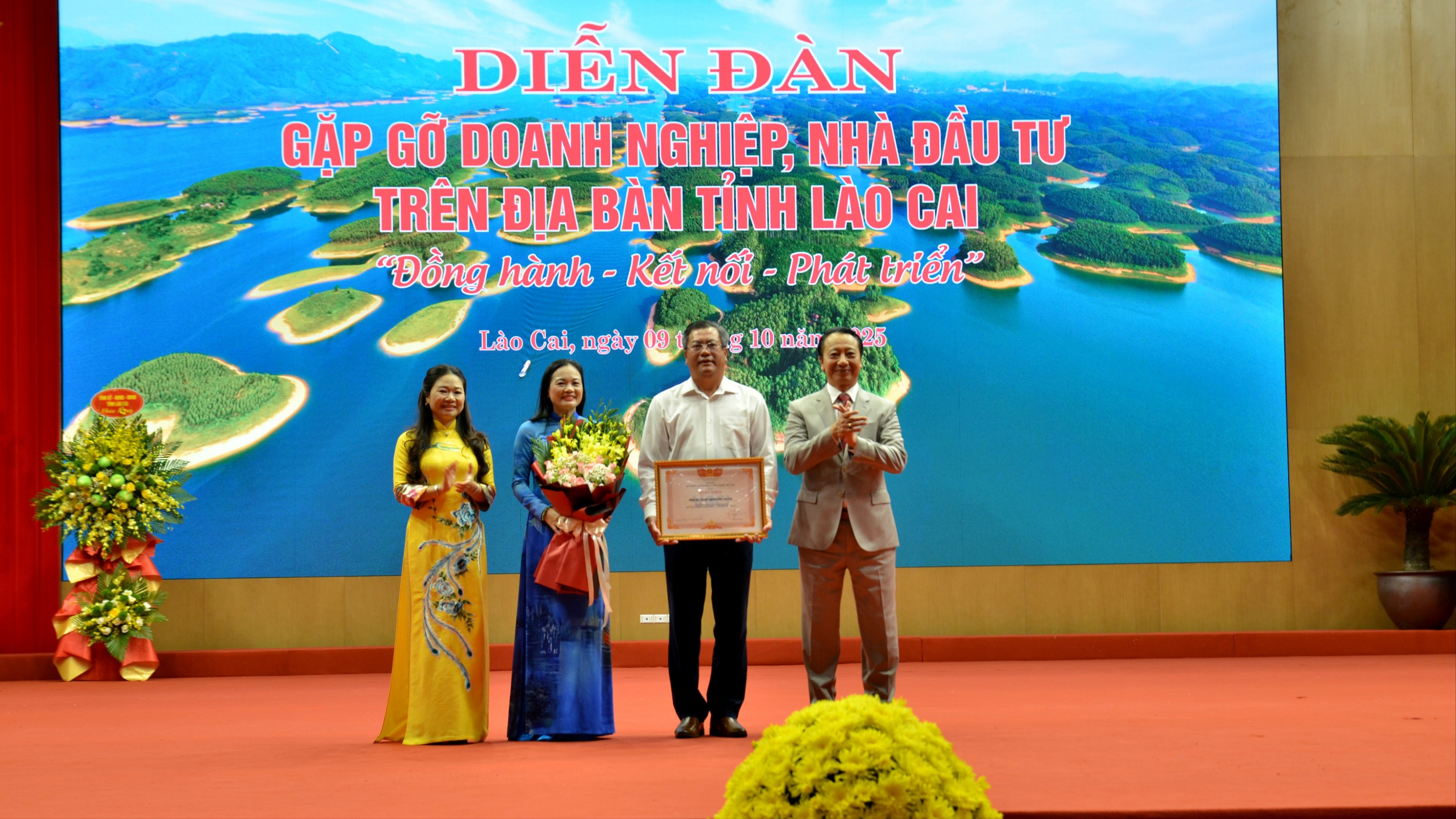 Đồng chí Nguyễn Quang Vinh - Phó Bí thư Thường trực Đảng ủy, Phó Chủ tịch Liên đoàn Thương mại và Công nghiệp Việt Nam (VCCI) tặng hoa và bằng khen của VCCI cho Hiệp hội Doanh nghiệp tỉnh. dsc-5622-9133.jpg