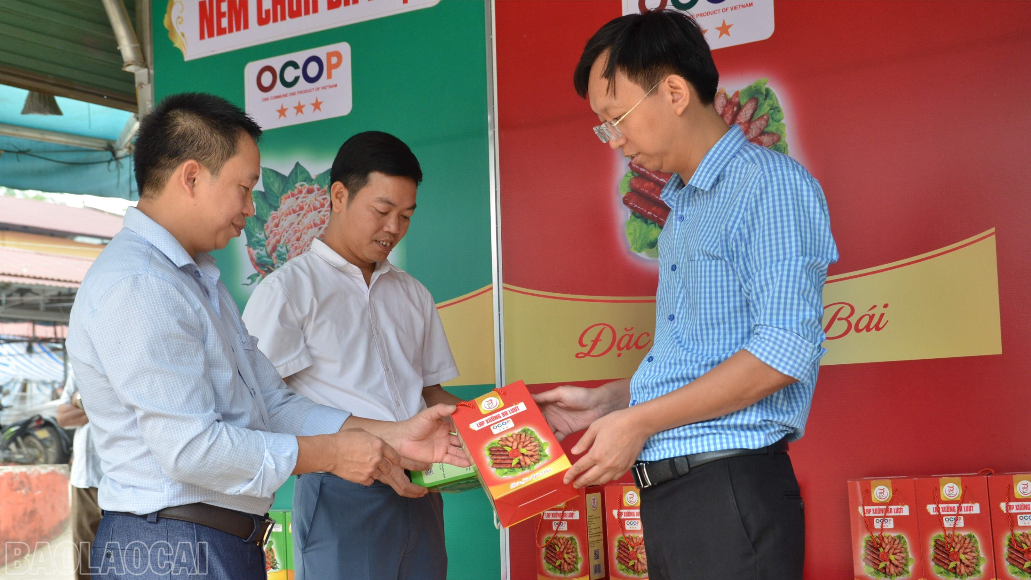 Lãnh đạo UBND xã Nghĩa Tâm kiểm tra điểm bán và giới thiệu sản phẩm OCOP nem chua và lạp xưởng Ba Lượt tại thôn Trung Tâm. baolaocai-bl_dsc-2464-6616.jpg