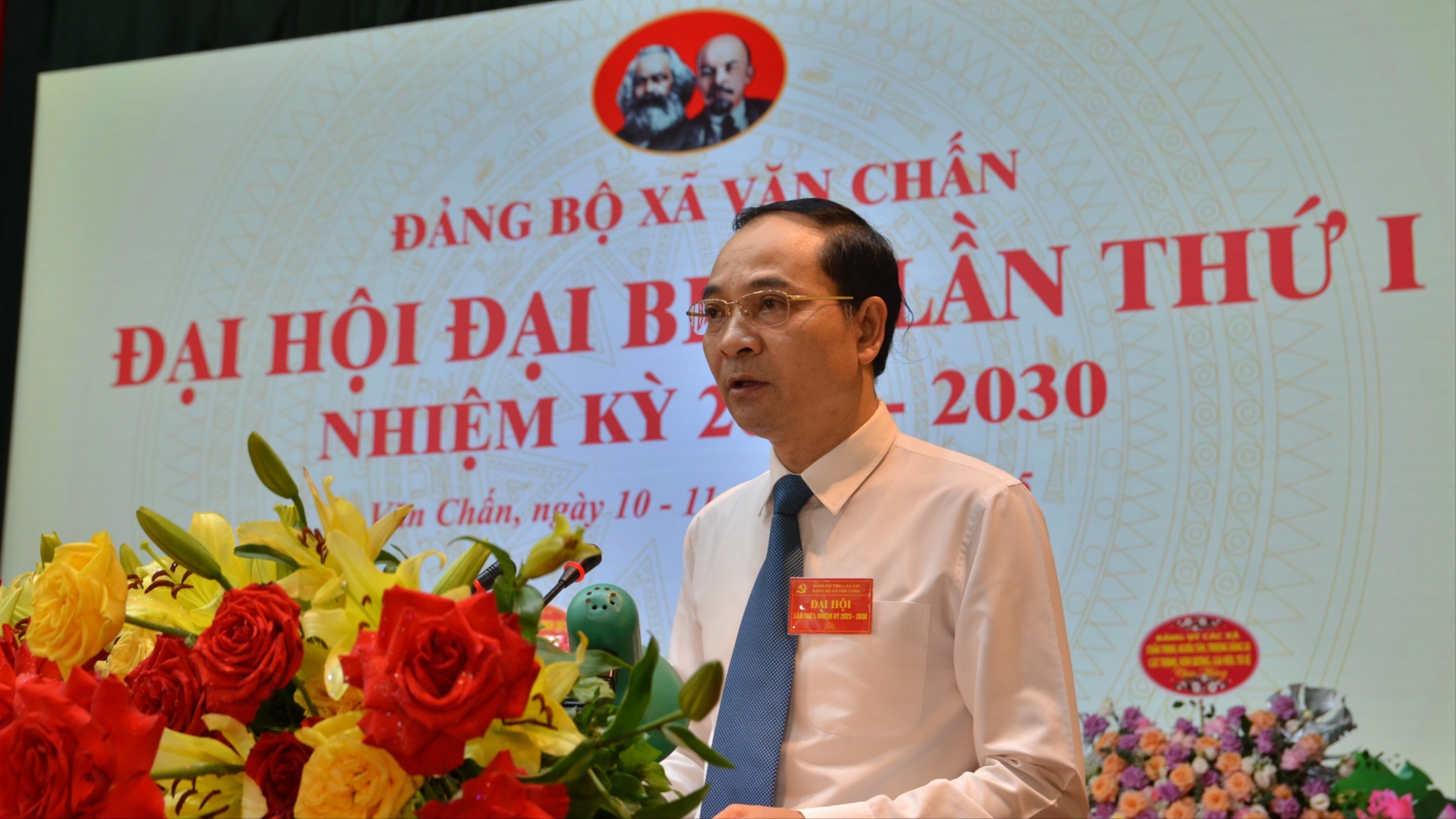 Đồng chí Đặng Duy Hiển - Bí thư Đảng ủy xã Văn Chấn trình bày dự thảo Báo cáo Chính trị tại Đại hội. dsc-5221-5032-5114.jpg