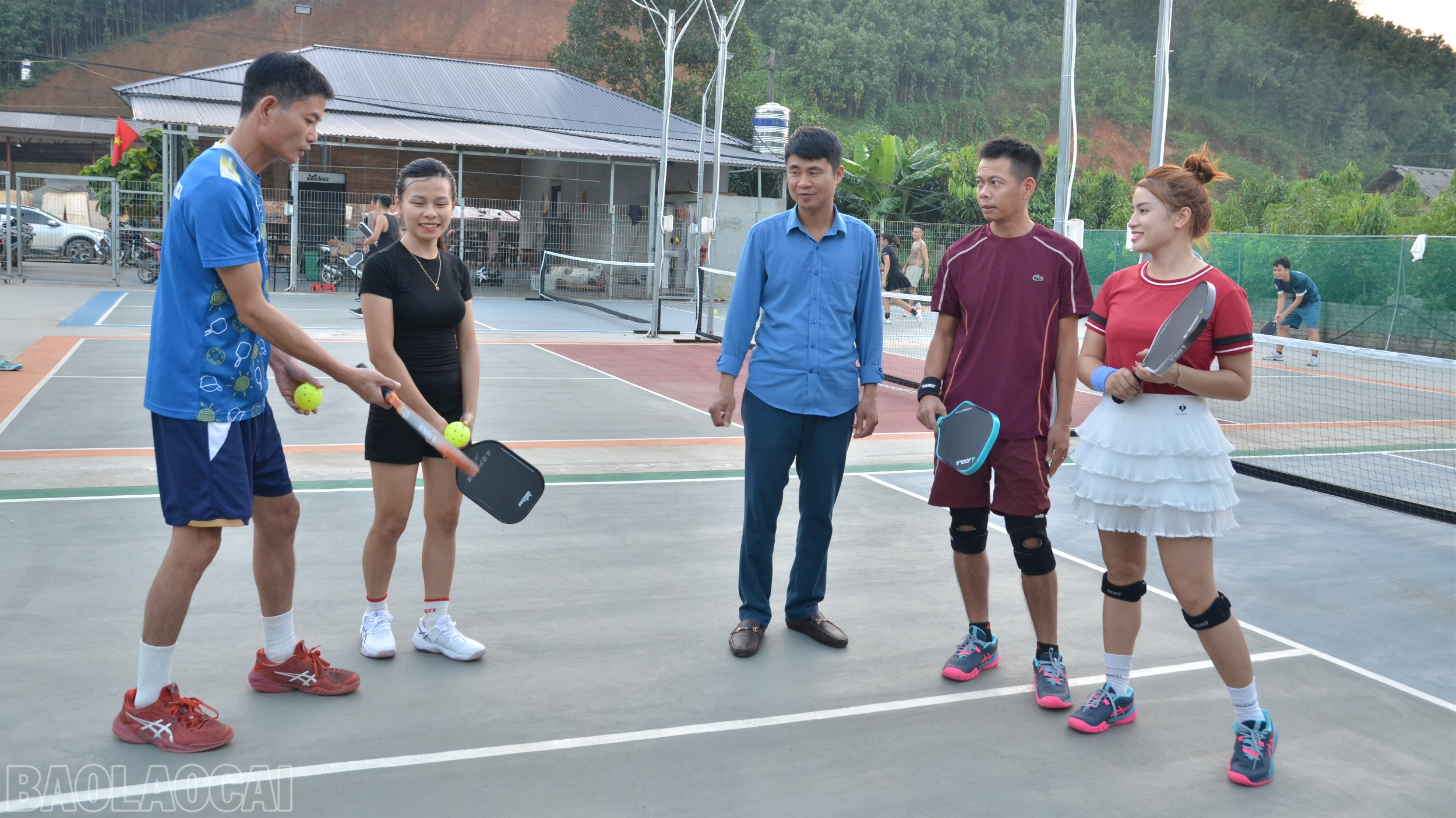 Cán bộ Phòng Văn hóa xã Bảo Ái cùng thành viên câu lạc bộ pickleball thôn Đoàn Kết hướng dẫn người dân kỹ năng chơi môn thể thao pickleball. baolaocai-bl_dsc-5777-1928.jpg