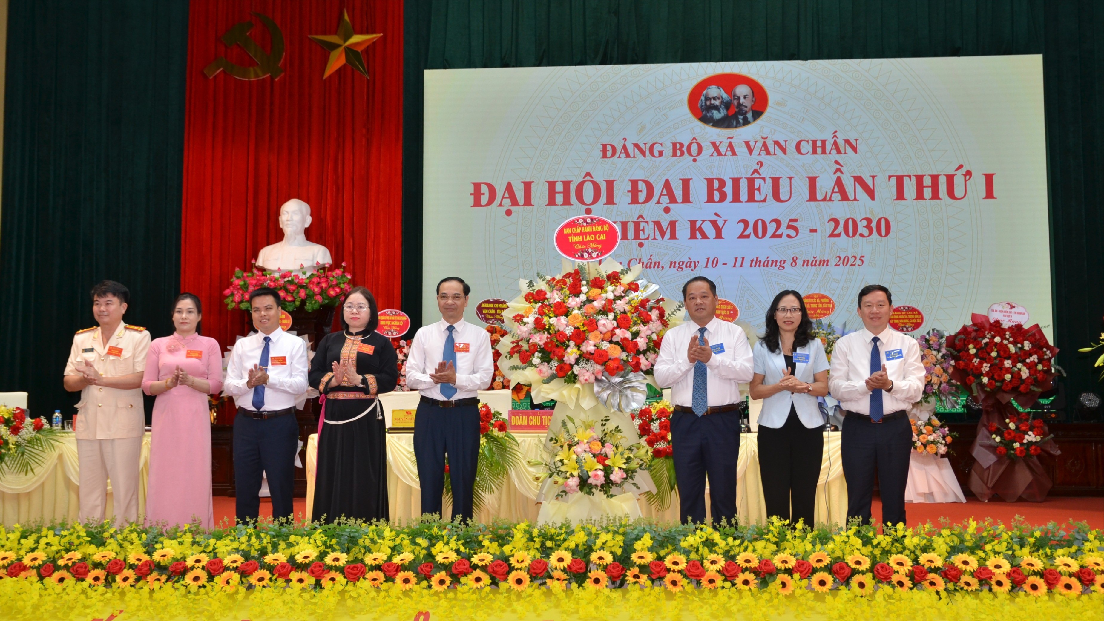 Đồng chí Lý Bình Minh - Tỉnh ủy viên, Phó Chủ tịch HĐND tỉnh tặng hoa chúc mừng Đại hội. dsc-5272-1629.jpg