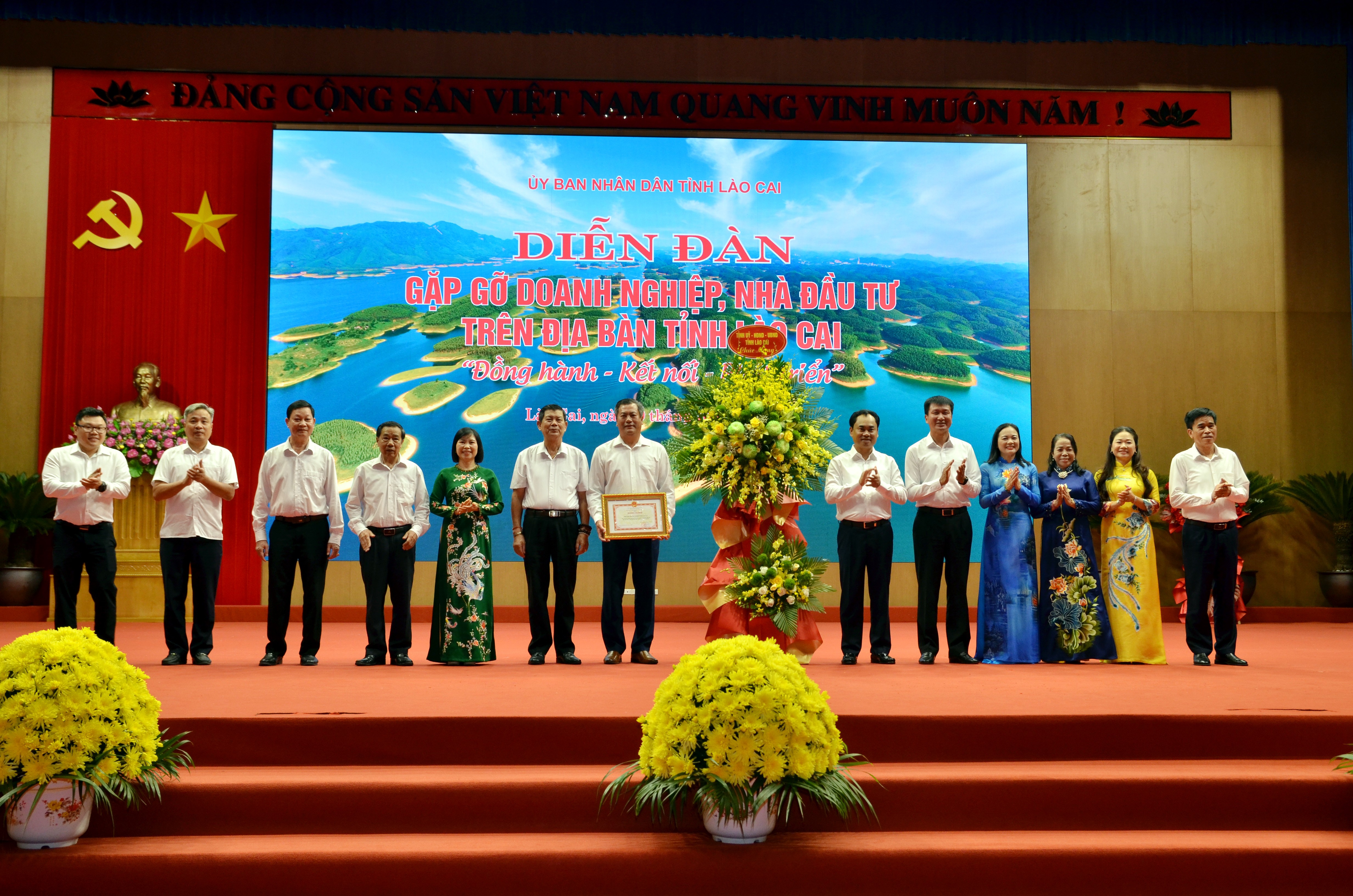 Đồng chí Bí thư Tỉnh ủy Trịnh Việt Hùng và đồng chí Chủ tịch UBND tỉnh Trần Huy Tuấn tặng hoa chúc mừng Hiệp hội Doanh nghiệp tỉnh. dsc-5605.jpg