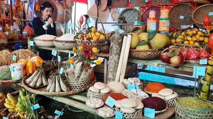 Gian trưng bày các sản phẩm đặc sản chủ lực và sản phẩm OCOP của xã tại lễ hộ Xo May được tổ chức hàng năm. gen-n-z7093699967071-941dc75d470dc88f4580bccc8c13e5b9-9514.jpg