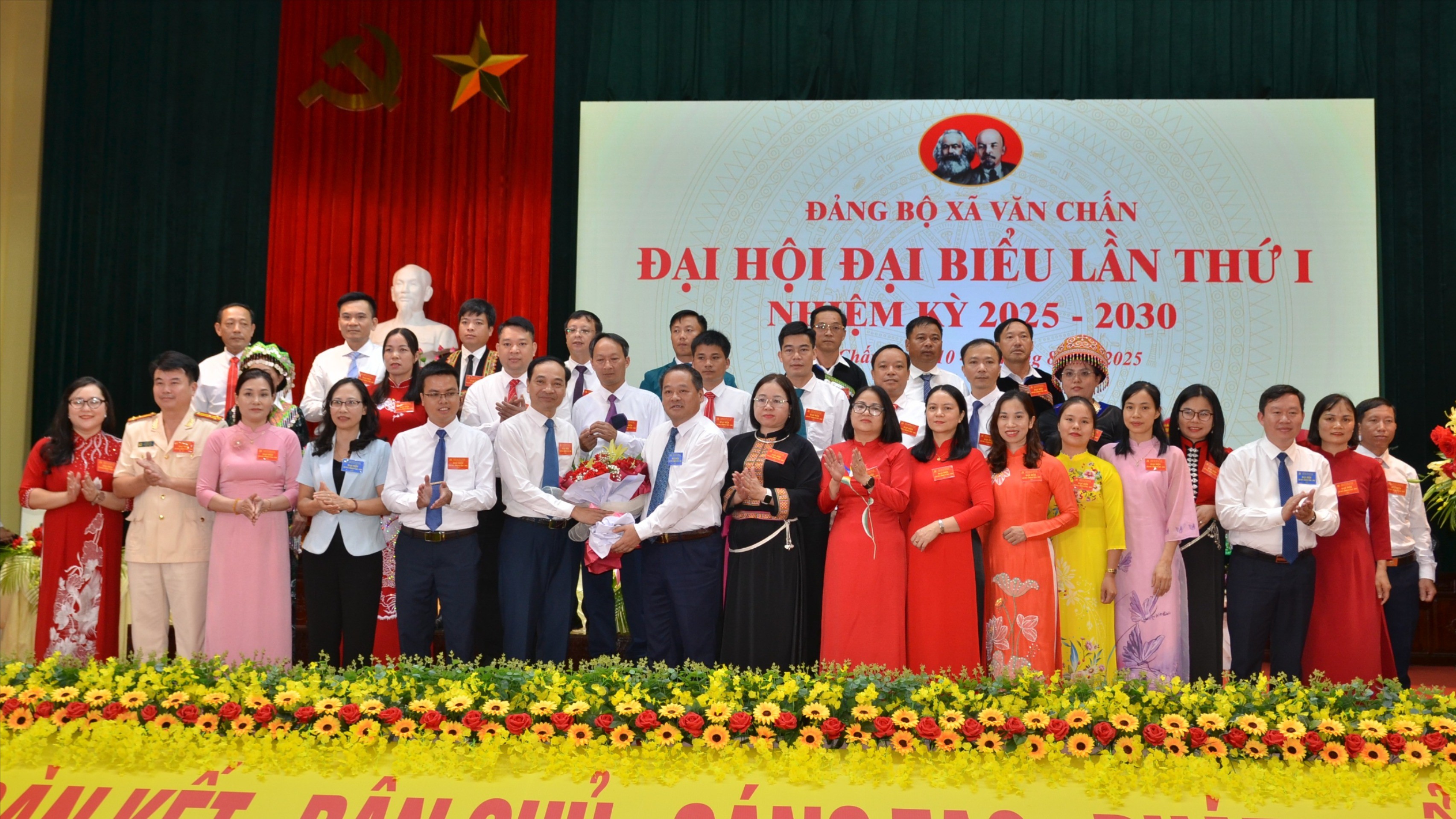 Đồng chí Lý Bình Minh - Tỉnh ủy viên, Phó Chủ tịch HĐND tỉnh tặng hoa chúc mừng Ban Chấp hành Đảng bộ xã Văn Chấn, nhiệm kỳ 2025 - 2030. dsc-5310-8778.jpg
