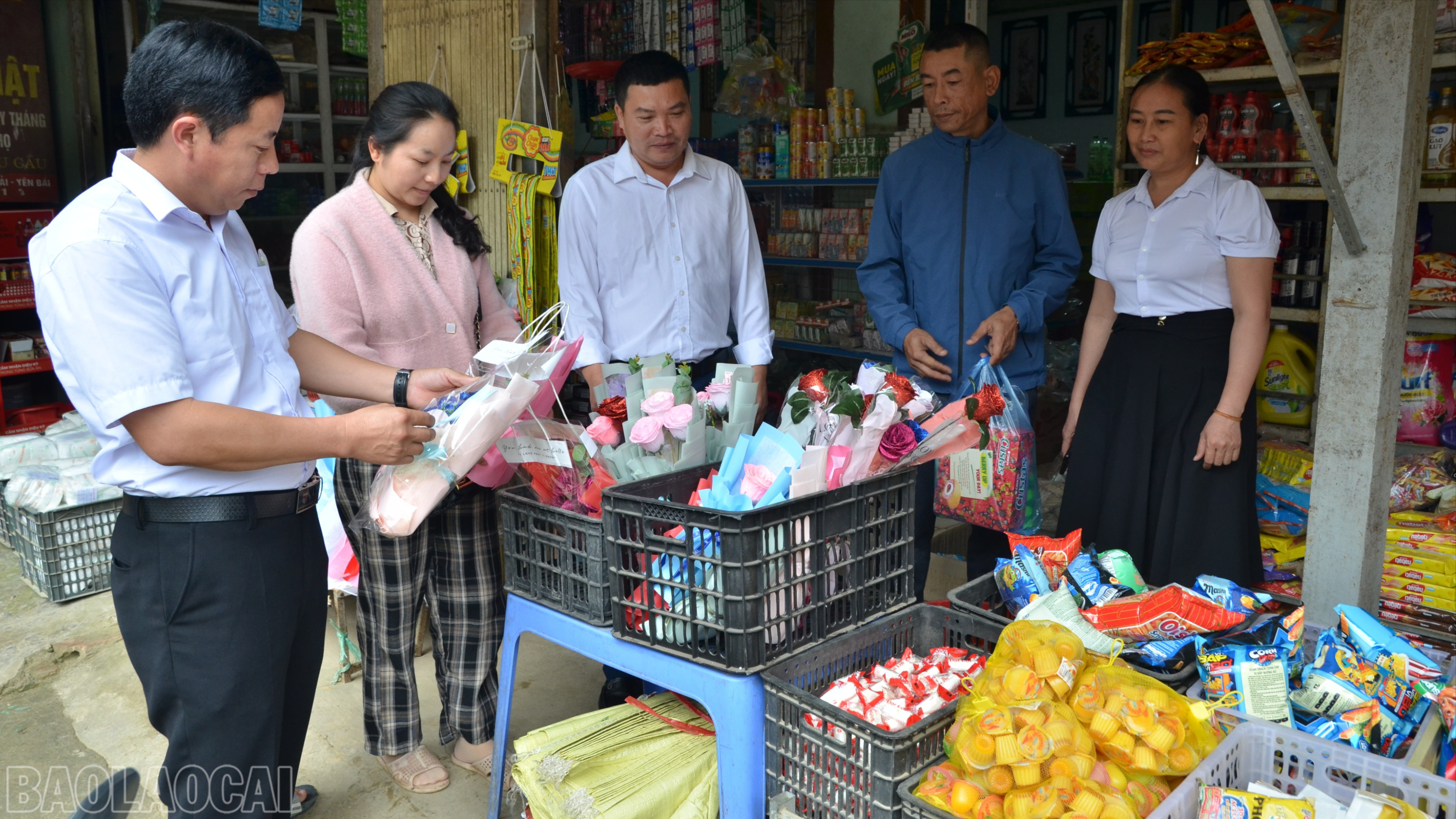 Từ đồng vốn tín dụng chính sách, gia đình anh Trần Văn Sáng, hộ cận nghèo ở thôn Có Thái (người thứ 3 từ phải sang) mở cửa hàng tạp hóa, buôn bán ổn định, tạo việc làm thêm cho người thân. baolaocai-bl_dsc-5865-8086.jpg