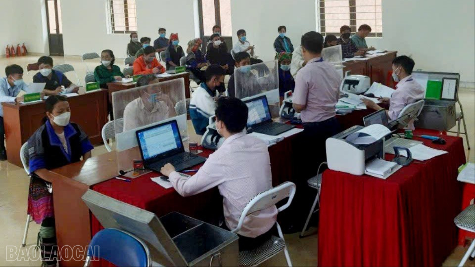 Cán bộ Phòng giao dịch Ngân hàng Chính sách Xã hội Mù Cang Chải giải ngân vốn vay cho các hộ nghèo, cận nghèo xã Nậm Có. baolaocai-bl_gen-h-z7158390655832-ffd16bdcdb994b29d796b6be837182e8-9522.jpg