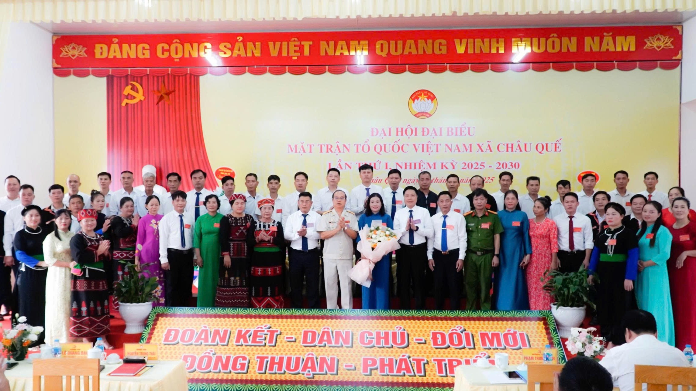 Các Ủy viên Ủy ban MTTQ Việt Nam xã Châu Quế khóa I, nhiệm kỳ 2025 - 2030 ra mắt đại hội. z7001285794391-4519e13ec5b232ff013bd7bc2147c029-3369.jpg
