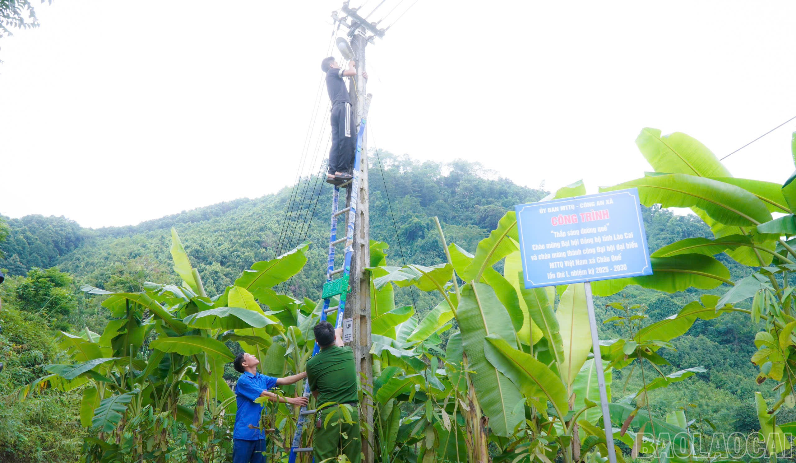 Ủy ban MTTQ Việt Nam xã Châu Quế phối hợp với Công an xã đã huy động nguồn xã hội hoá để thực hiện Công trình “Đường điện thắp sáng đường quê”. baolaocai-br_z7058591234021-c29cadc3f450f0c21c9c68e056f82380.jpg