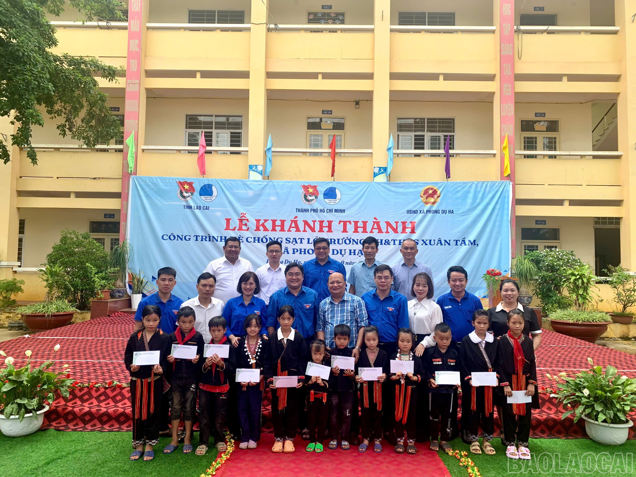 Tại buổi lễ, 100 suất học bổng với tổng trị giá 100 triệu đồng đã được trao cho các em học sinh có hoàn cảnh khó khăn đạt thành tích cao trong học tập. baolaocai-br_z7007000405397-9a48031d116baccd16e8bedf5aa98dfb.jpg