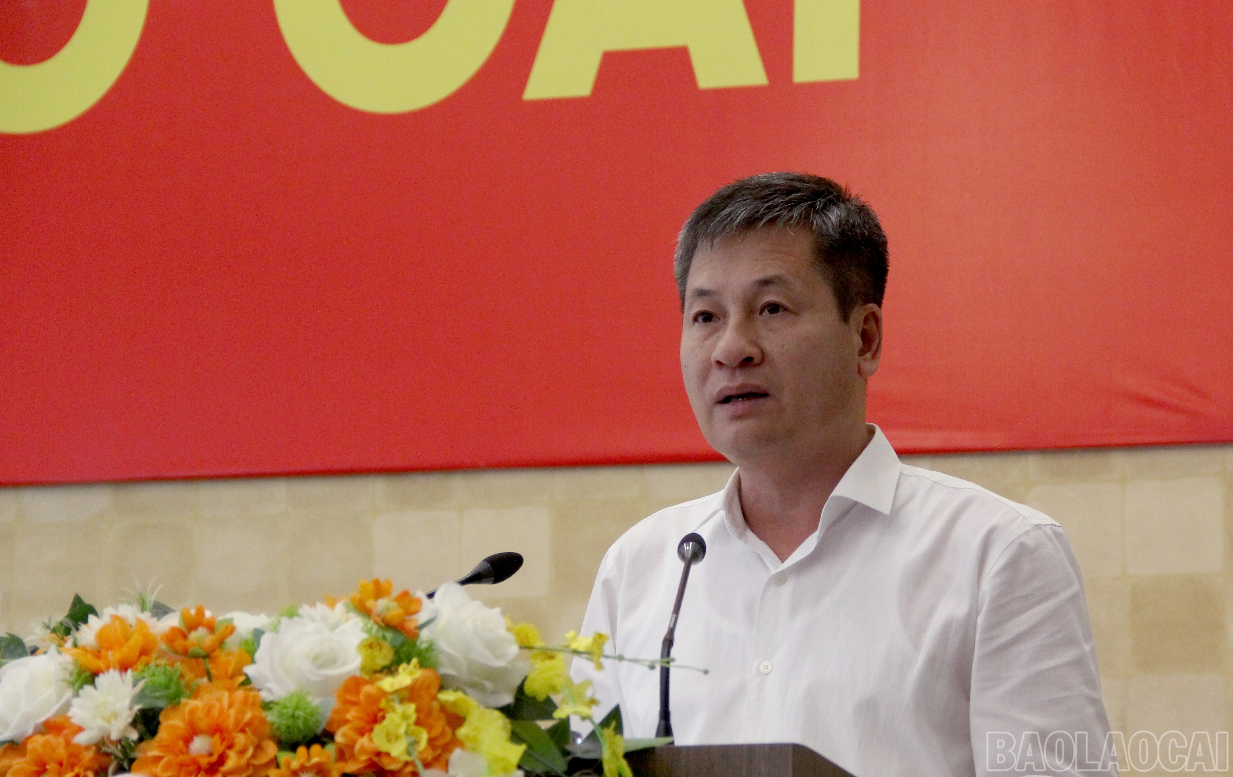 Phó Chủ tịch UBND tỉnh Ngô Hạnh Phúc trình bày báo cáo phát triển kinh tế - xã hội 3 tháng đầu năm 2026 tại hội nghị.