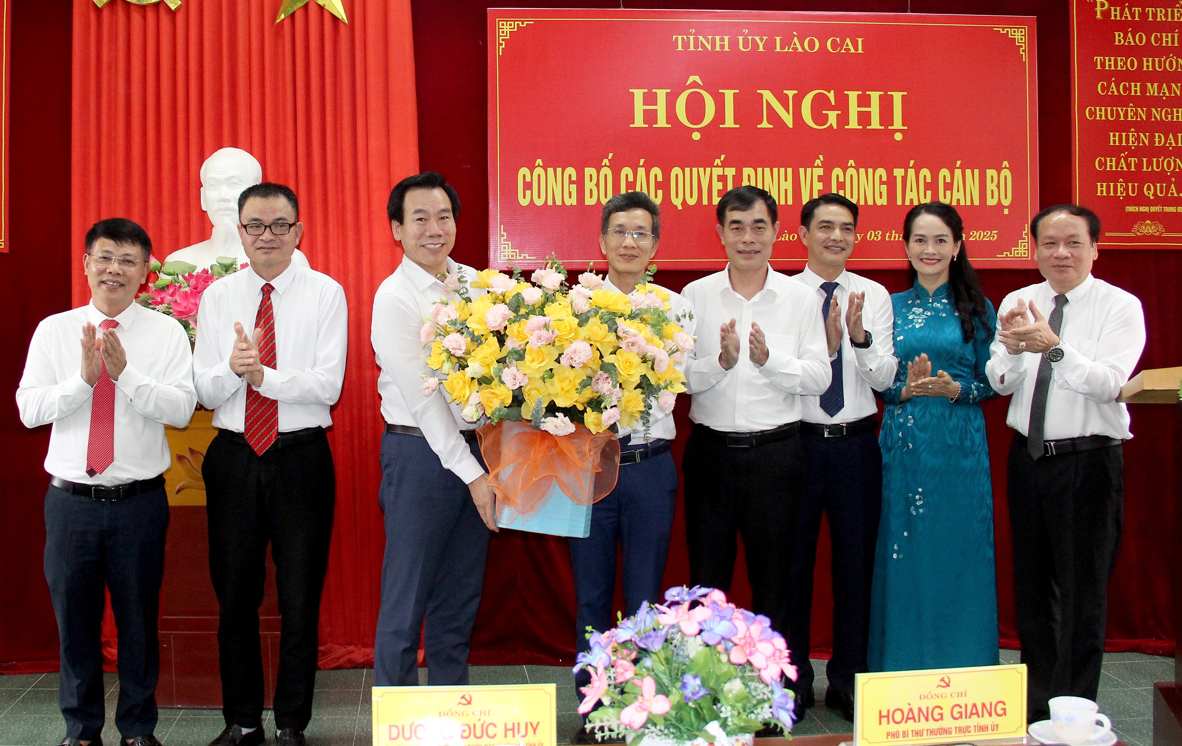 Đồng chí Dương Đức Huy - Uỷ viên Ban Thường vụ, Trưởng Ban Tuyên giáo và Dân vận Tỉnh uỷ và lãnh đạo Ban Tổ chức Tỉnh ủy tặng hoa chúc mừng Ban Biên tập Báo và Phát thanh, truyền hình tỉnh. img-8046.jpg