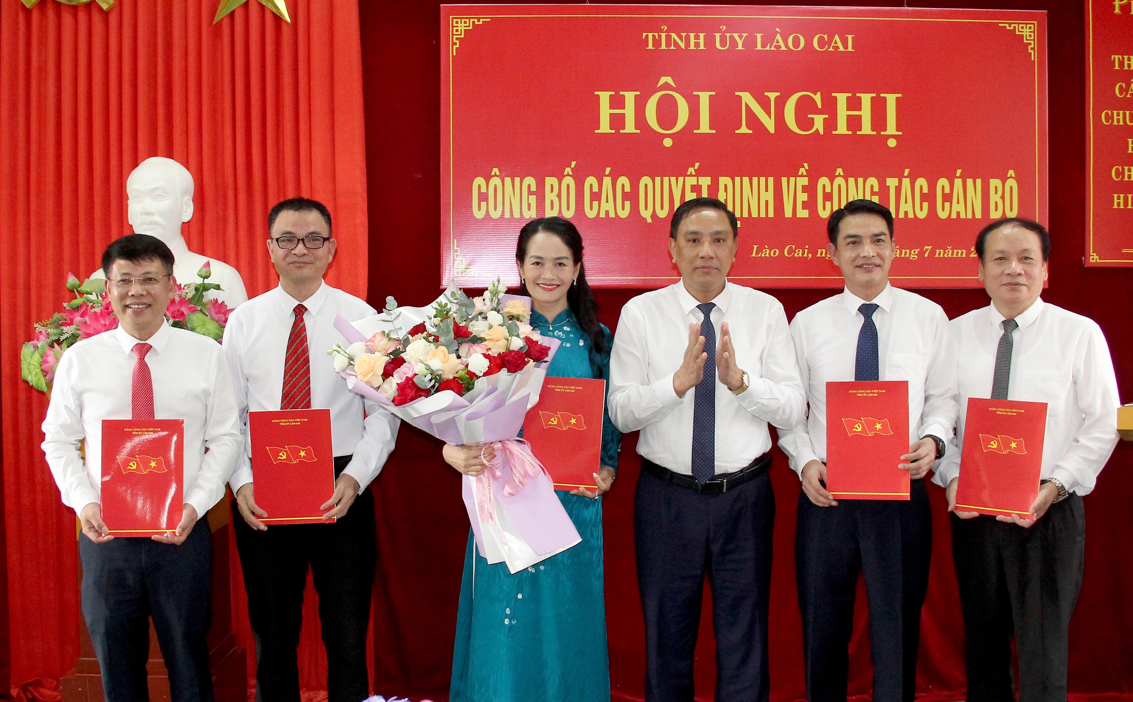 Đồng chí Hoàng Giang - Phó Bí thư Thường trực Tỉnh uỷ trao Quyết định bổ nhiệm cho các đồng chí Phó Tổng Biên tập Báo và Phát thanh, truyền hình Lào Cai. img-8022.jpg
