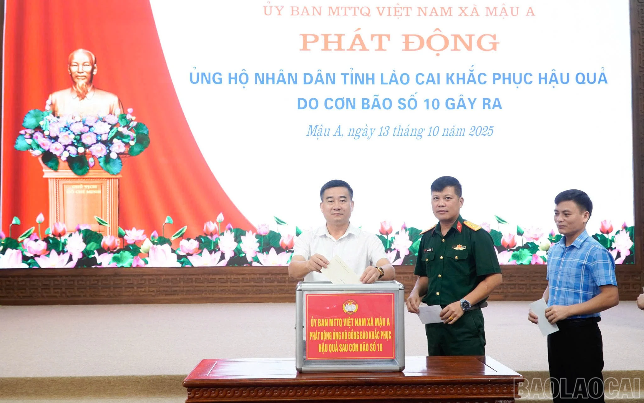 Lãnh đạo xã Mậu A quyên góp ủng hộ nhân dân khắc phục sau bão số 10.