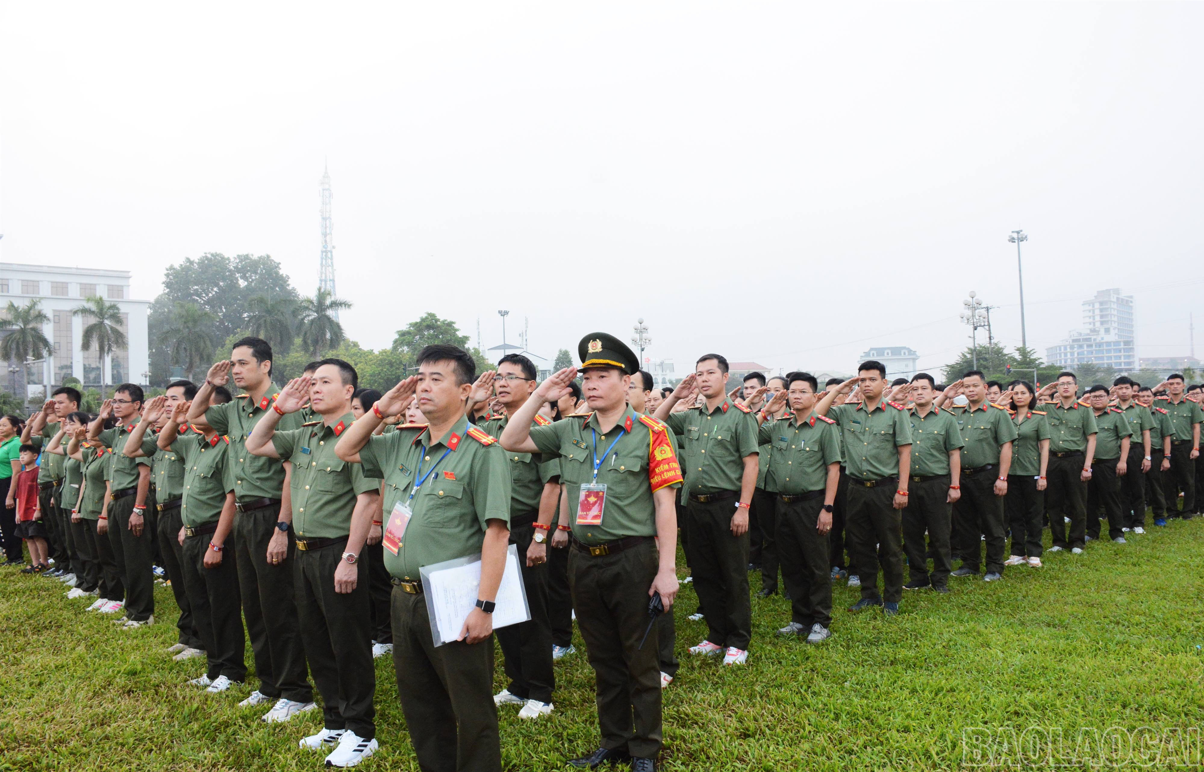 Các đại biểu thực hiện nghi lễ chào cờ. baolaocai-br_1608-3.jpg