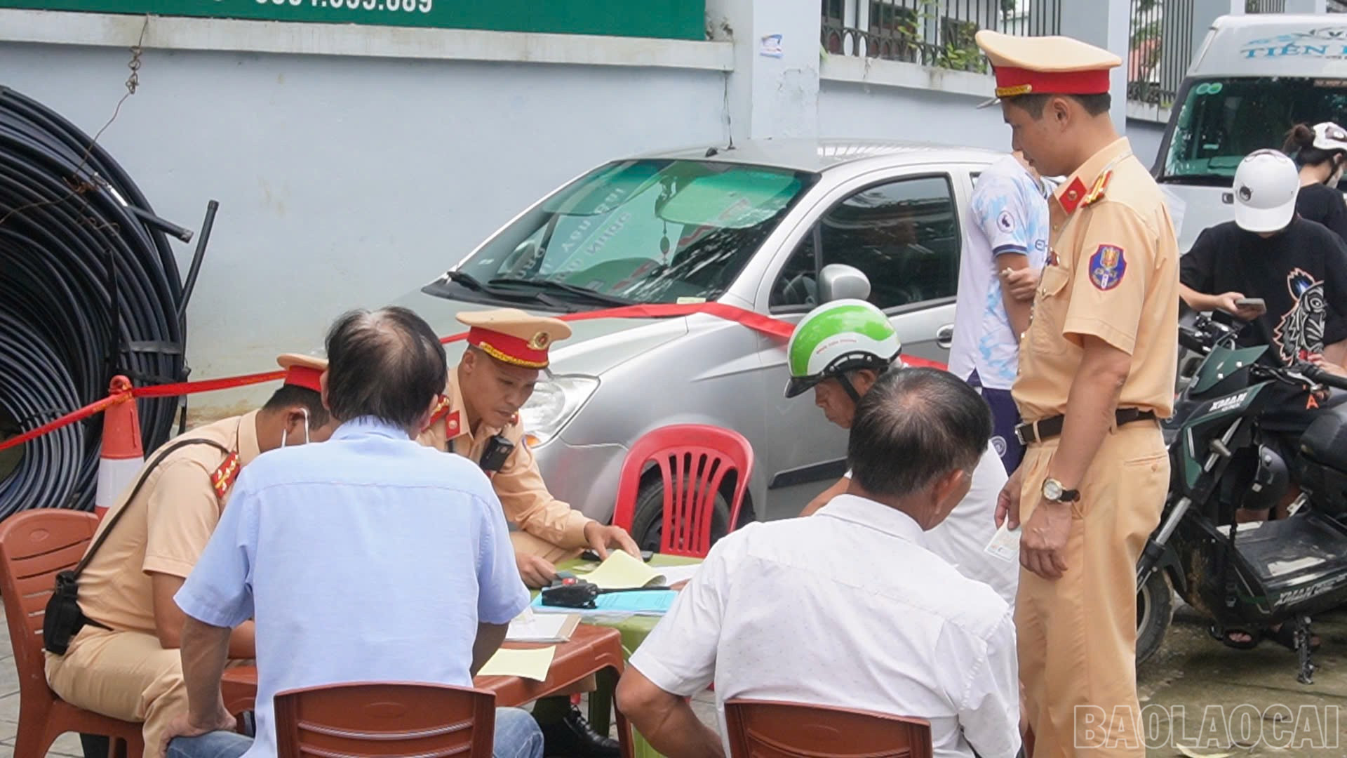 Lực lượng chức năng tăng cường kiểm tra, tuyên truyền người dân chấp hành đúng luật khi tham gia giao thông. baolaocai-br_z6969672529638-5fe8c7fa92d51451ddab0ea792c2a94f.jpg