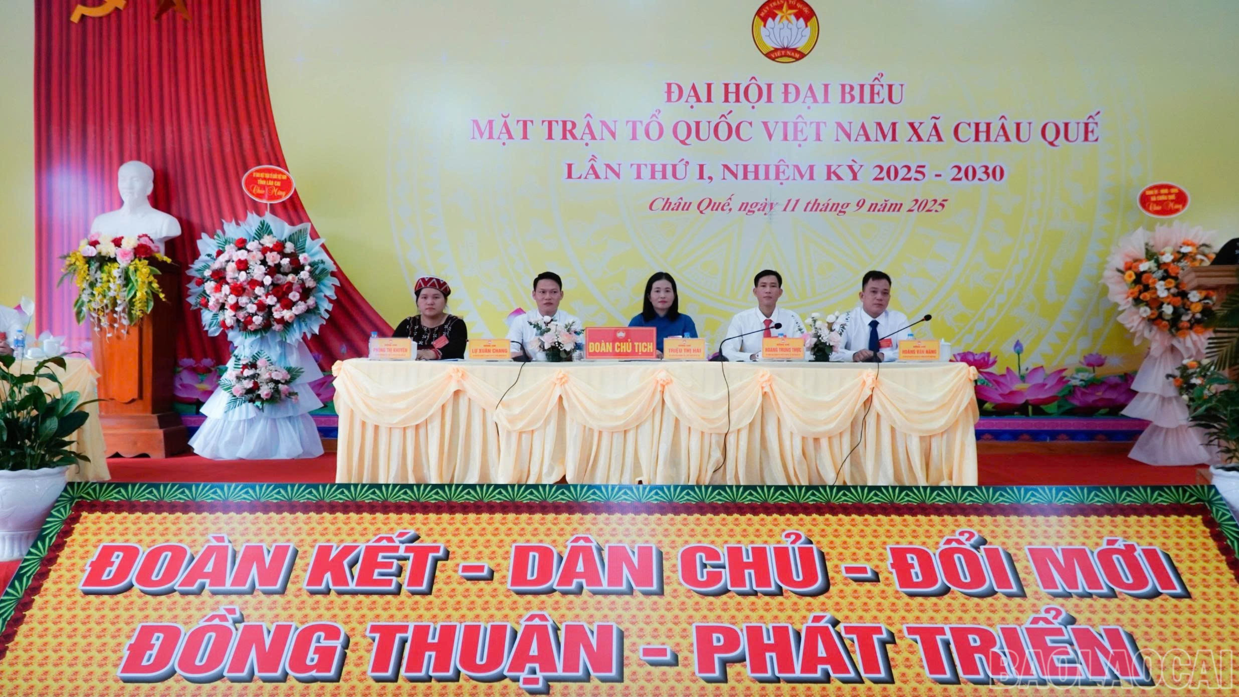 Đoàn Chủ tịch điều hành đại hội. baolaocai-br_z7001285769815-74b1acd56ed04ca9a34644f2df6599ad-8018.jpg