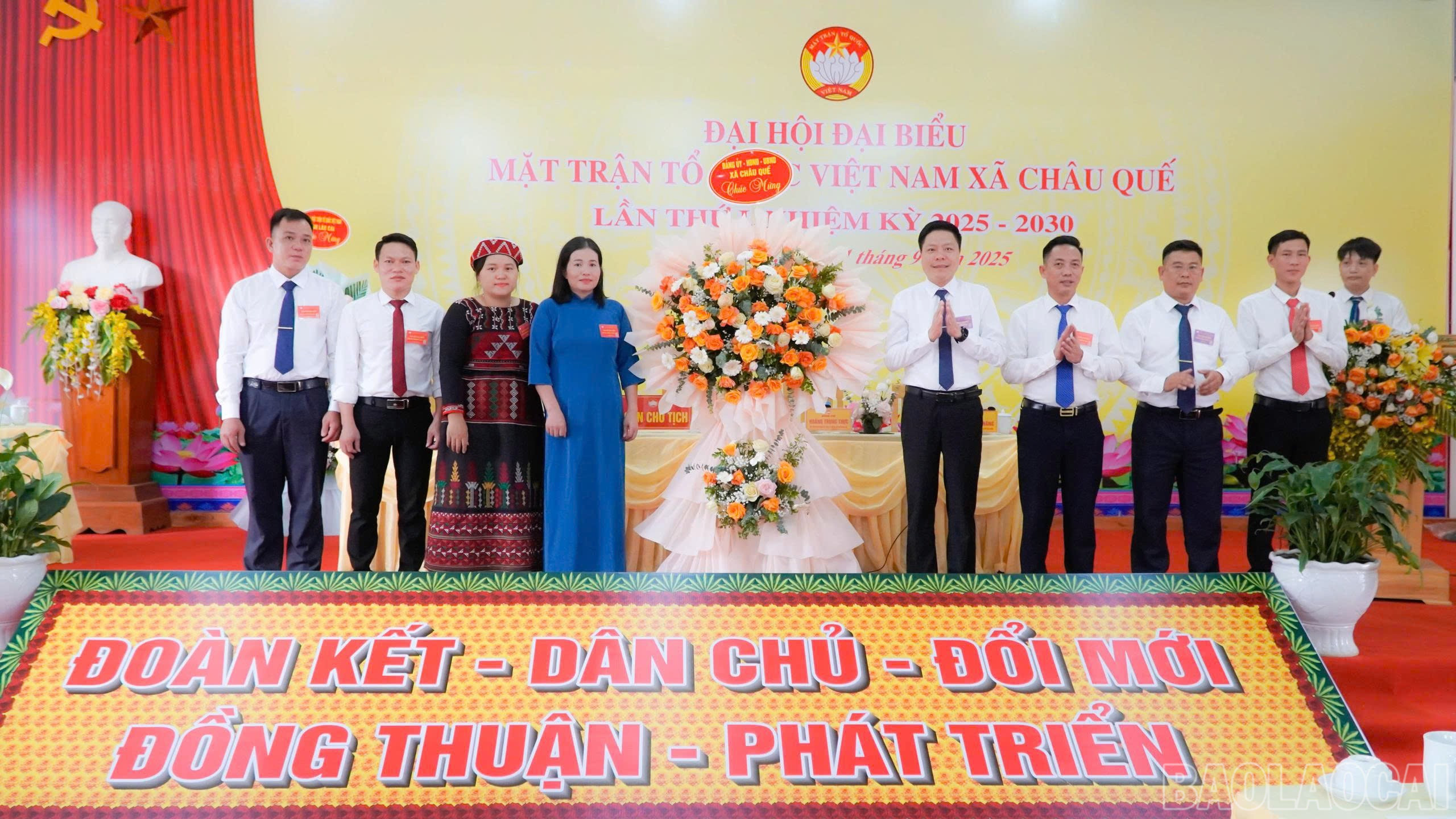 Lãnh đạo xã Châu Quế tặng hoa chúc mừng đại hội. baolaocai-br_z7001285778279-f3f2493a9ae45a4f9d1843c88b2a9058.jpg