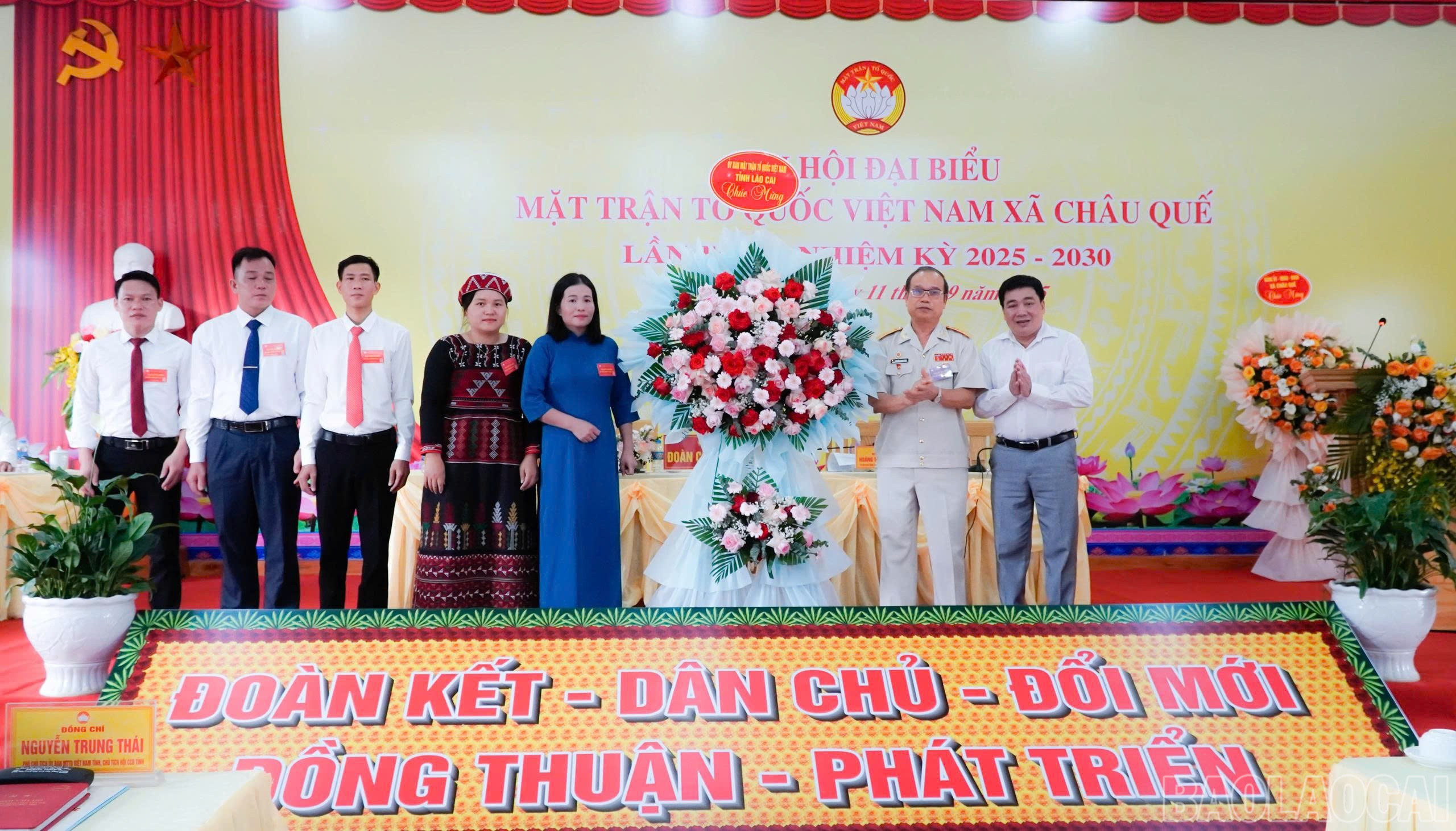 Đồng chí Nguyễn Trung Thái – Phó Chủ tịch Ủy ban MTTQ Việt Nam tỉnh phát biểu chỉ đạo và tặng hoa chúc mừng đại hội. baolaocai-br_z7001285772059-0005ac8204dc1a4fd281e0cc7ce352bb.jpg