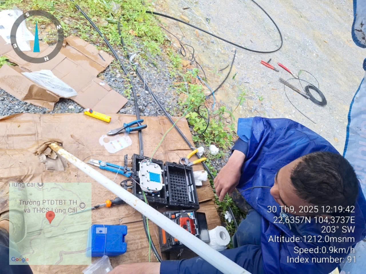 Các doanh nghiệp viễn thông đẩy nhanh công tác khắc phục, đảm bảo thông tin liên lạc thông suốt. z7070245293538-6541959e142aa741b7e5633df414d4c2.jpg