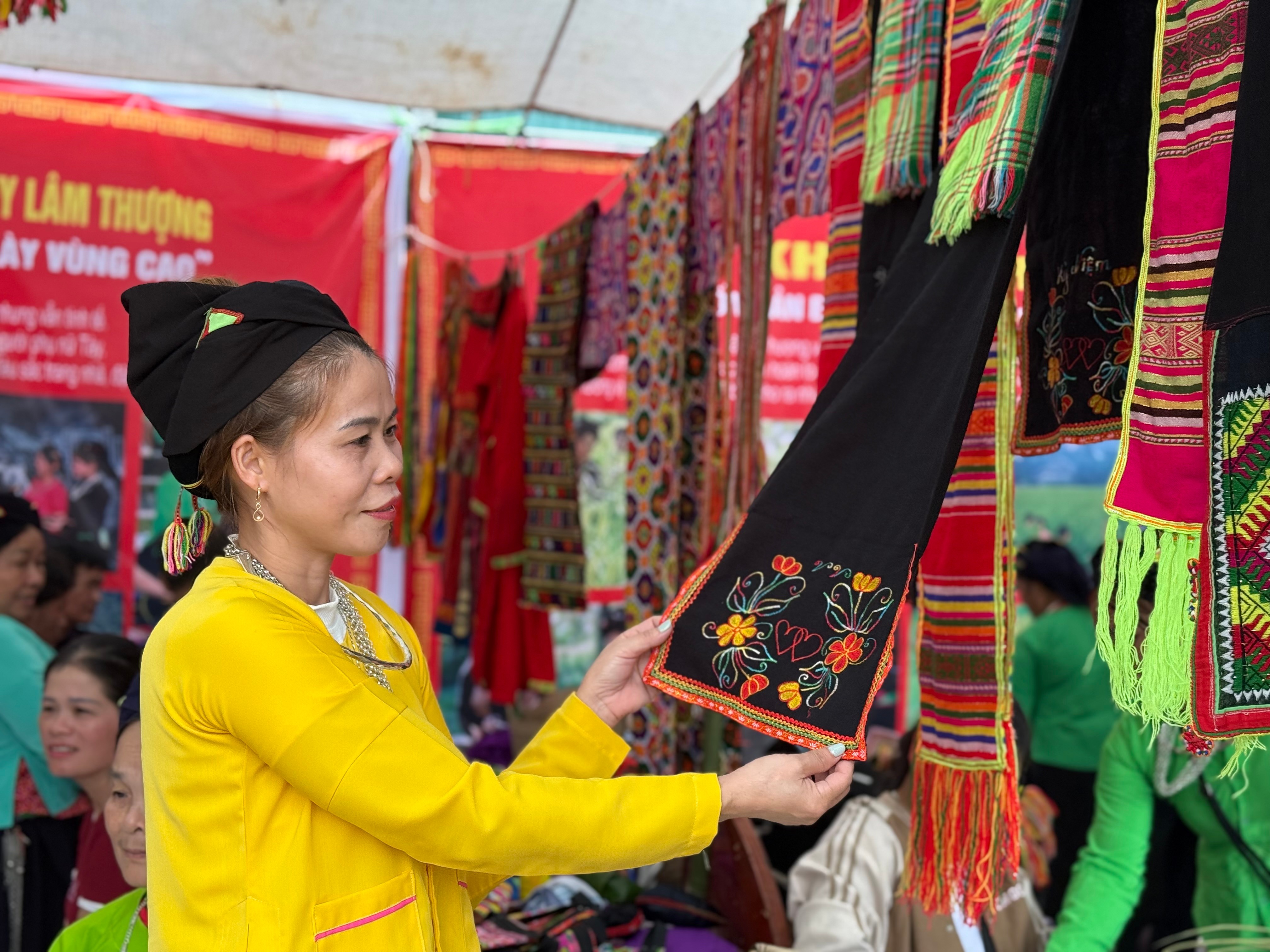 Gian hàng trưng bày các sản phẩm thổ cẩm của người dân. tempimagetjows0.jpg