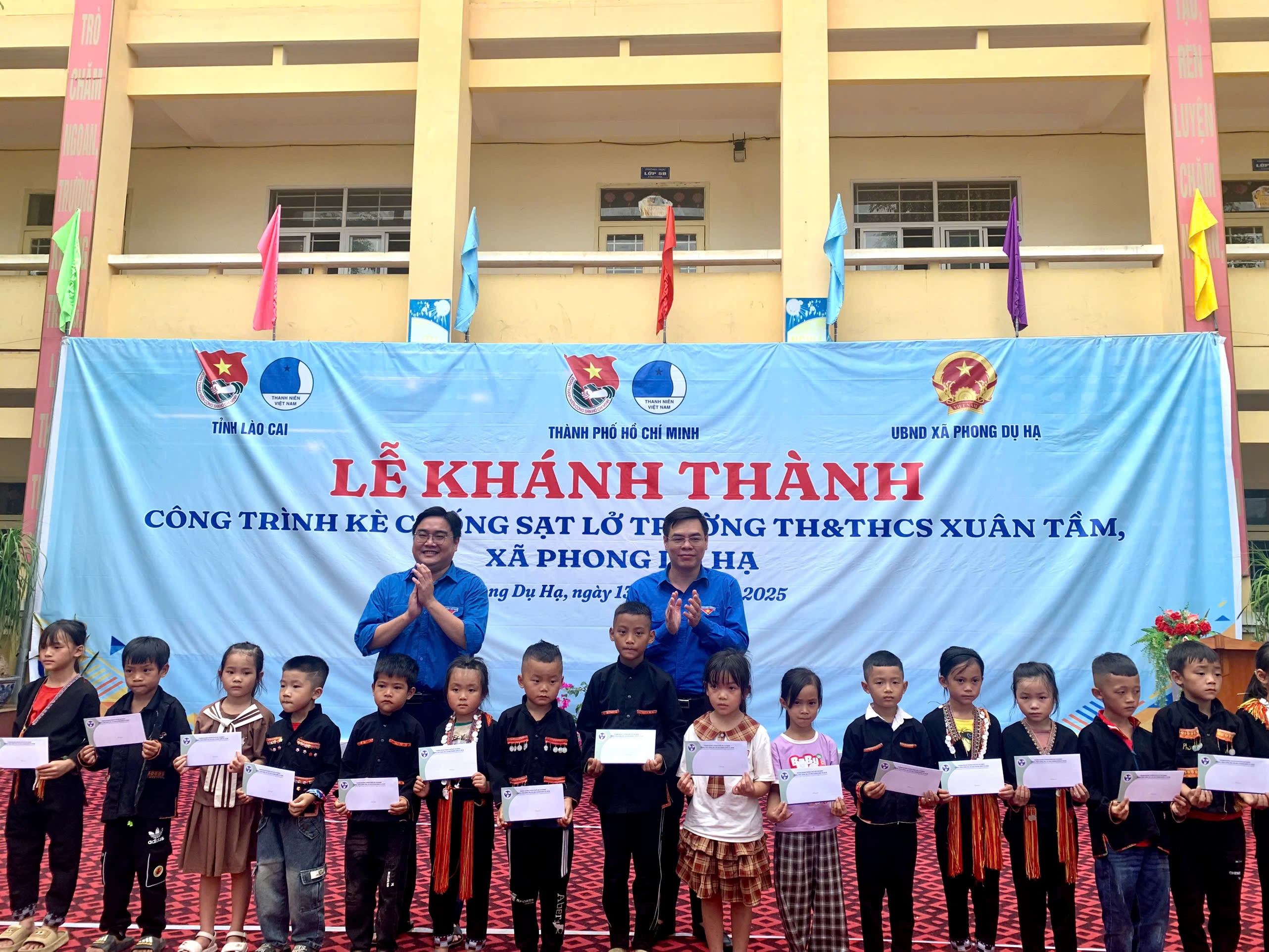 Lãnh đạo Thành đoàn Thành phố Hồ Chí Minh và Tỉnh đoàn Lào Cai trao học bổng cho các em học sinh. z7007000365382-1f7439c452a368d3cbacc1544bc95c21.jpg
