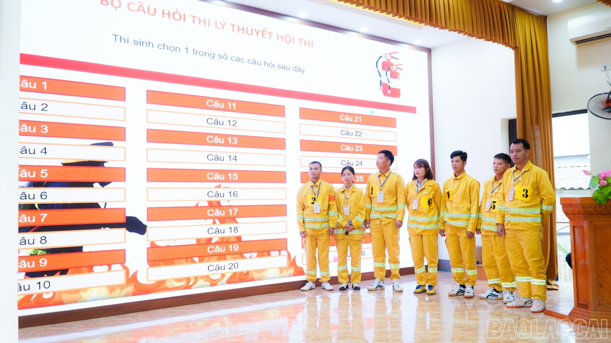Các đội tham gia phần thi lý thuyết. baolaocai-br_571126929-3227295324094460-6490238175613690294-n.jpg