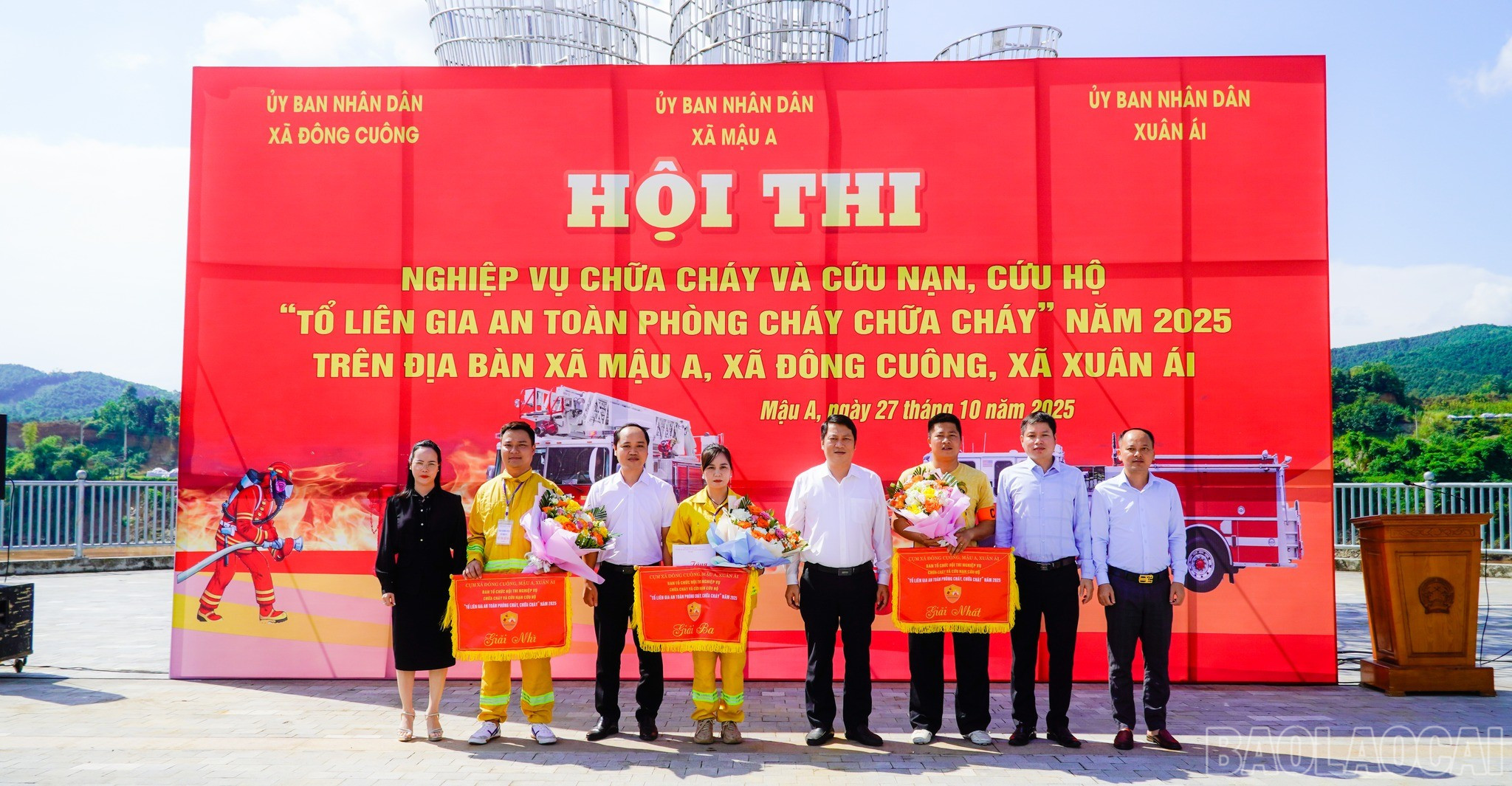 Ban tổ chức trao giải Nhất cho các đội xuất sắc. baolaocai-br_571347695-3227296367427689-7723020139979790587-n.jpg