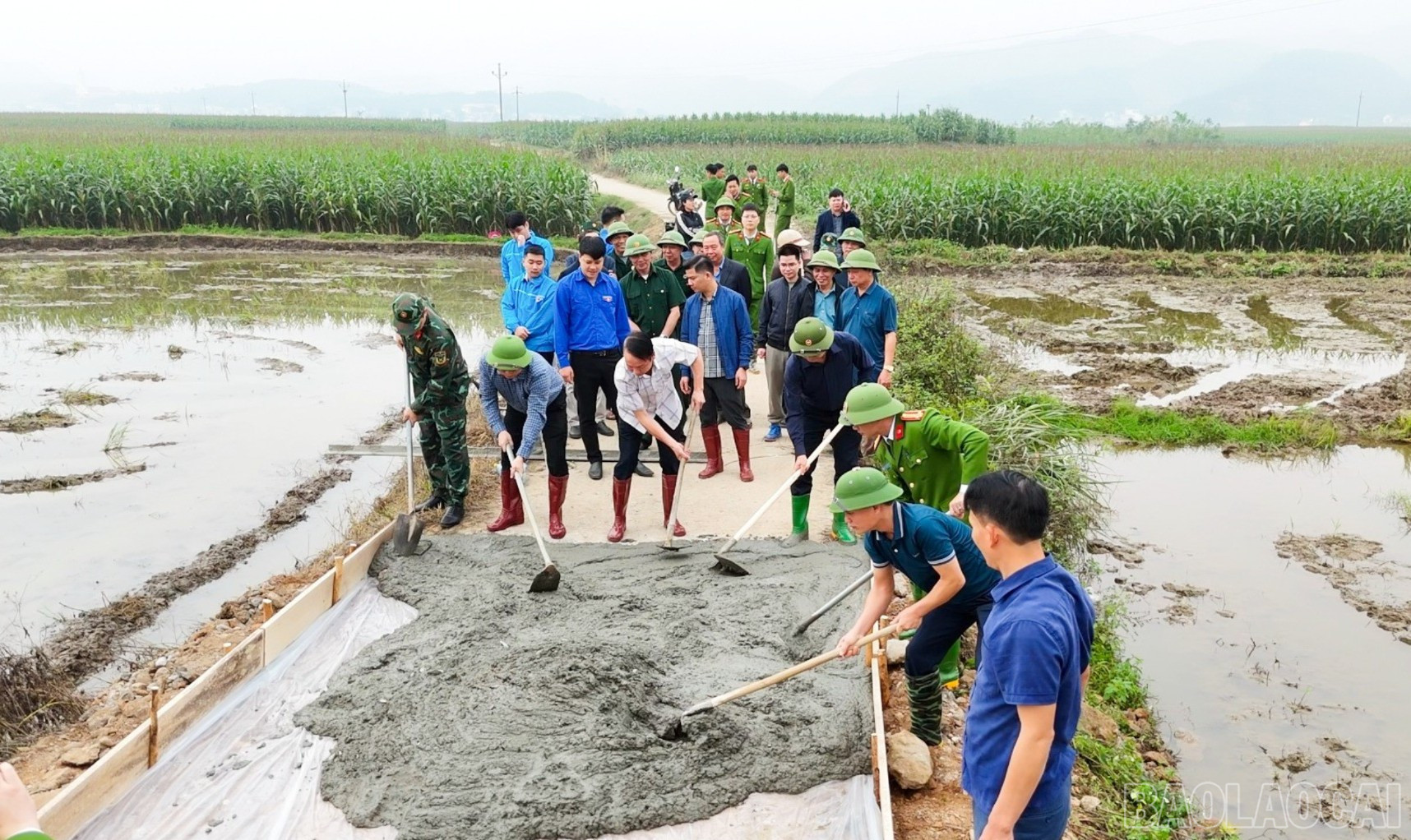 Lãnh đạo xã Mậu A tham gia làm đường giao thông nông thôn cùng người dân.