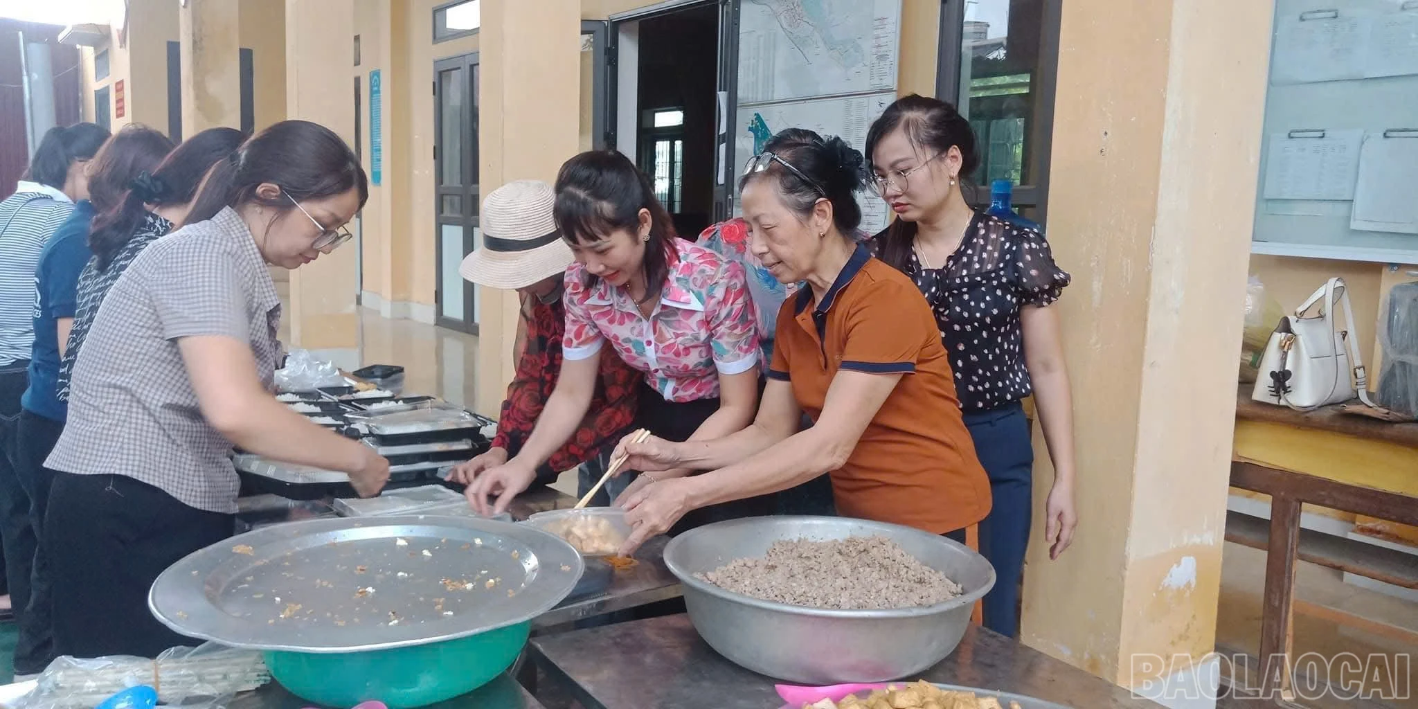 Người dân tự tay chuẩn bị và nấu những suất ăn 0 đồng hỗ trợ người dân vùng lũ.