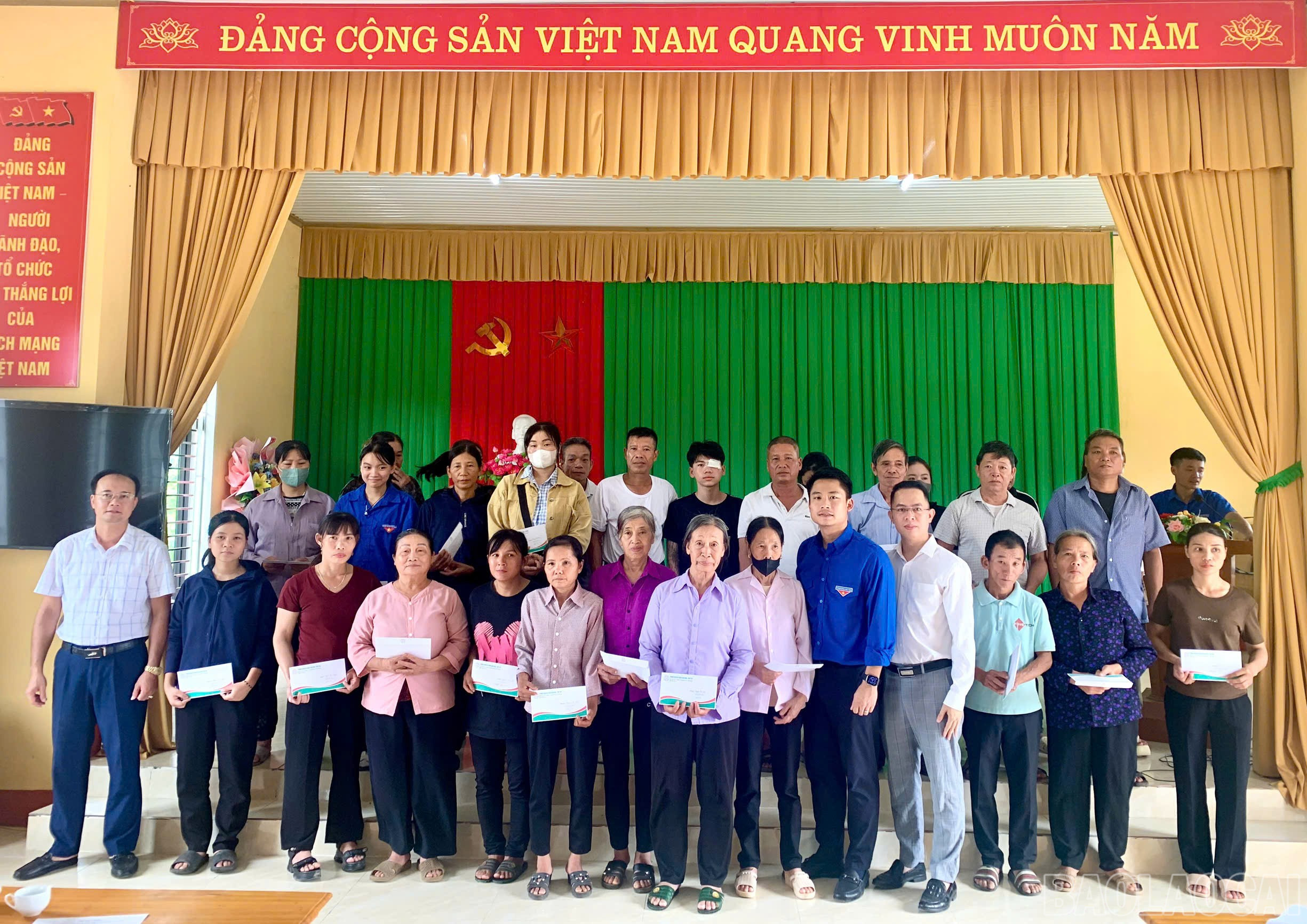 Lãnh đạo Tỉnh đoàn Lào Cai và Phòng khám Đa khoa Bạch Mai - Văn Yên tặng thẻ khám - chữa bệnh cho người dân. baolaocai-br_z6923673980761-6e494b3154f11e434da0db60a4aac931.jpg