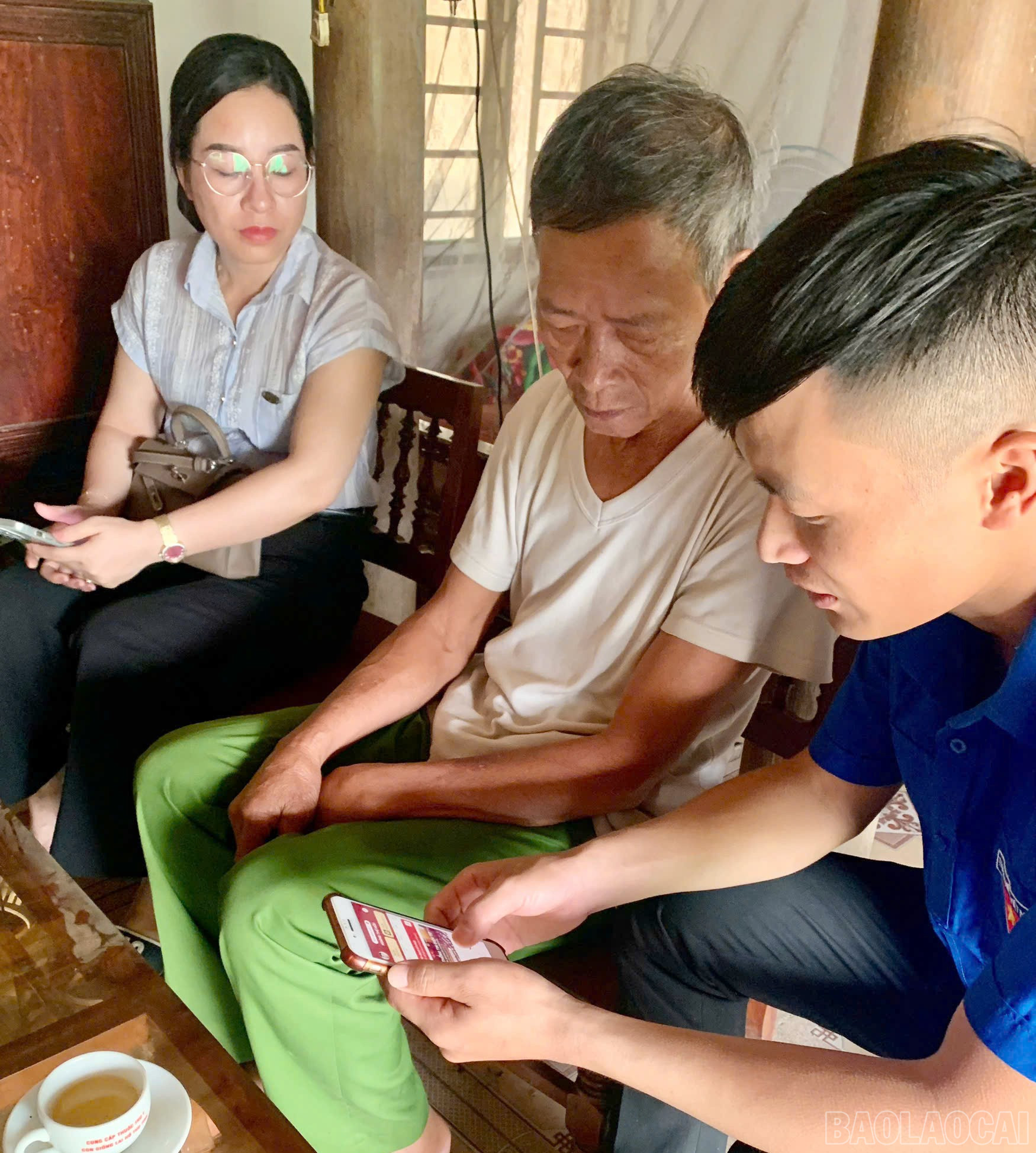 Đoàn viên, thanh niên hướng dẫn người dân thực hiện thủ tục hành chính trên Cổng dịch vụ công quốc gia. baolaocai-br_z6923674000386-f79450f3c968b7b0c57c92a6f1220320.jpg