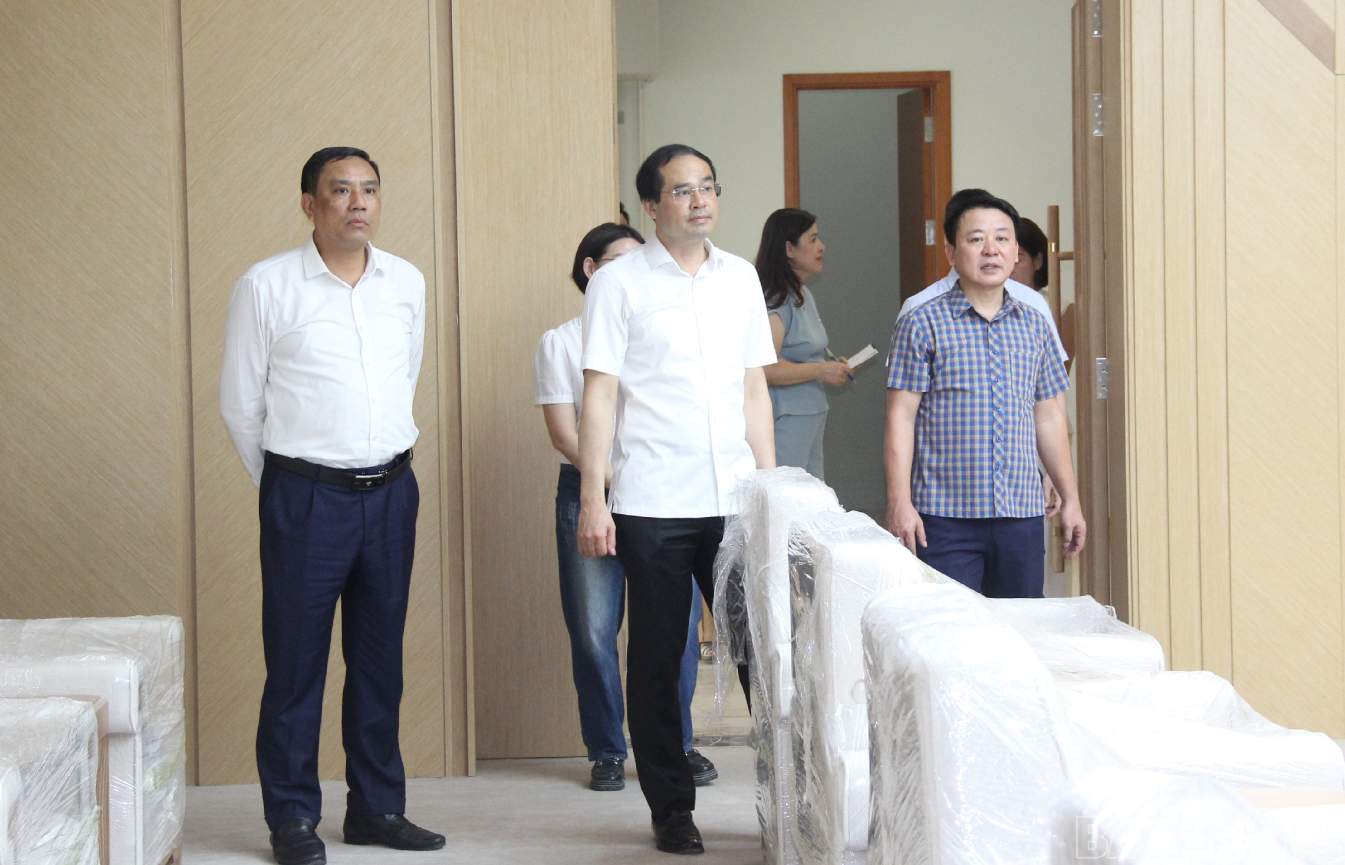 Các đồng chí Thường trực Tỉnh ủy kiểm tra phòng họp chức năng tại Trung tâm Hội nghị tỉnh. baolaocai-br_img-8203-7050.jpg
