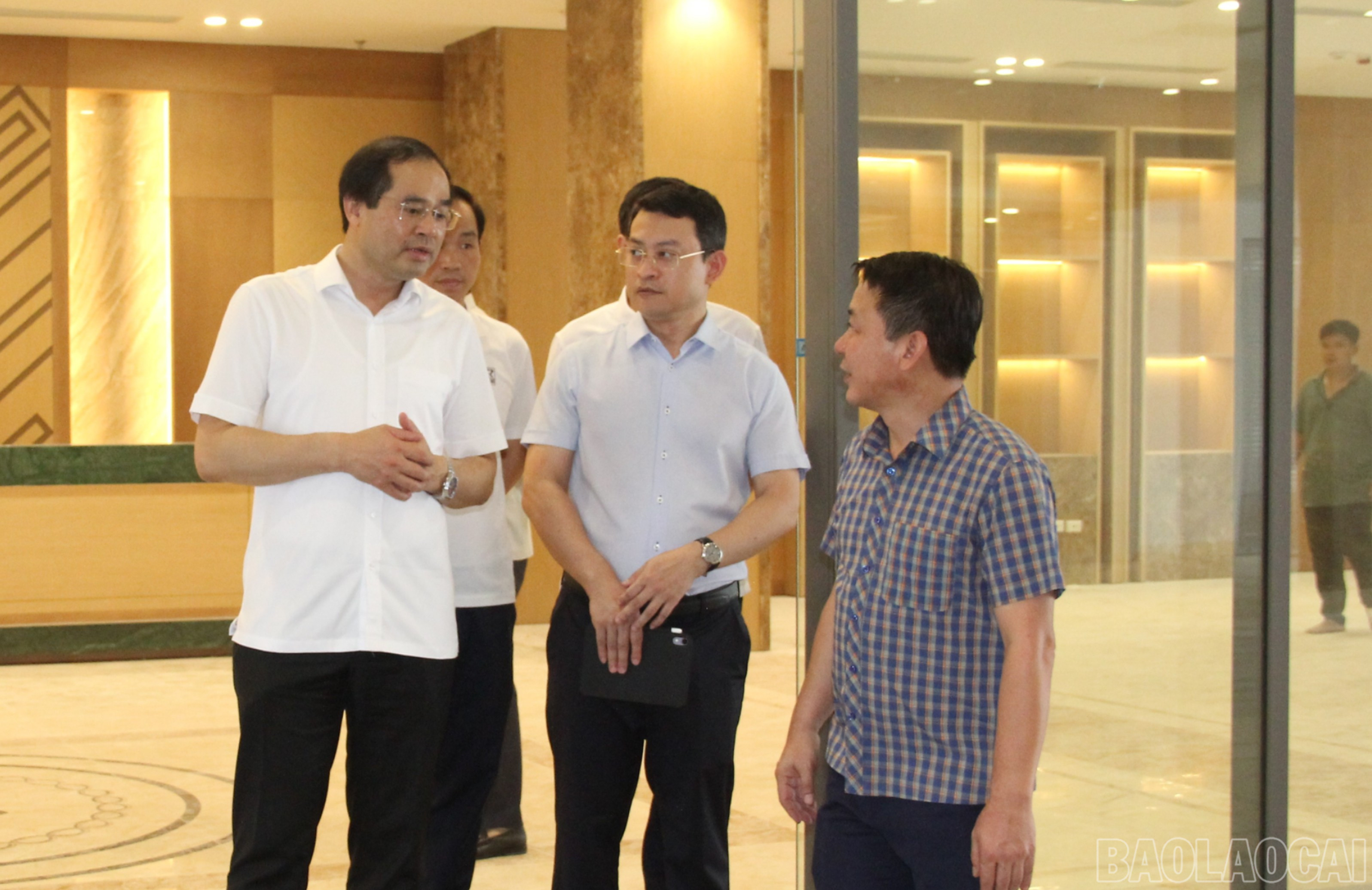 Bí thư Tỉnh ủy Trịnh Xuân Trường yêu cầu đại diện chủ đầu tư Dự án, các cơ quan chuyên môn tiếp tục đôn đốc tiến độ, hoàn thiện các hạng mục còn lại. baolaocai-br_img-8240-5723.jpg