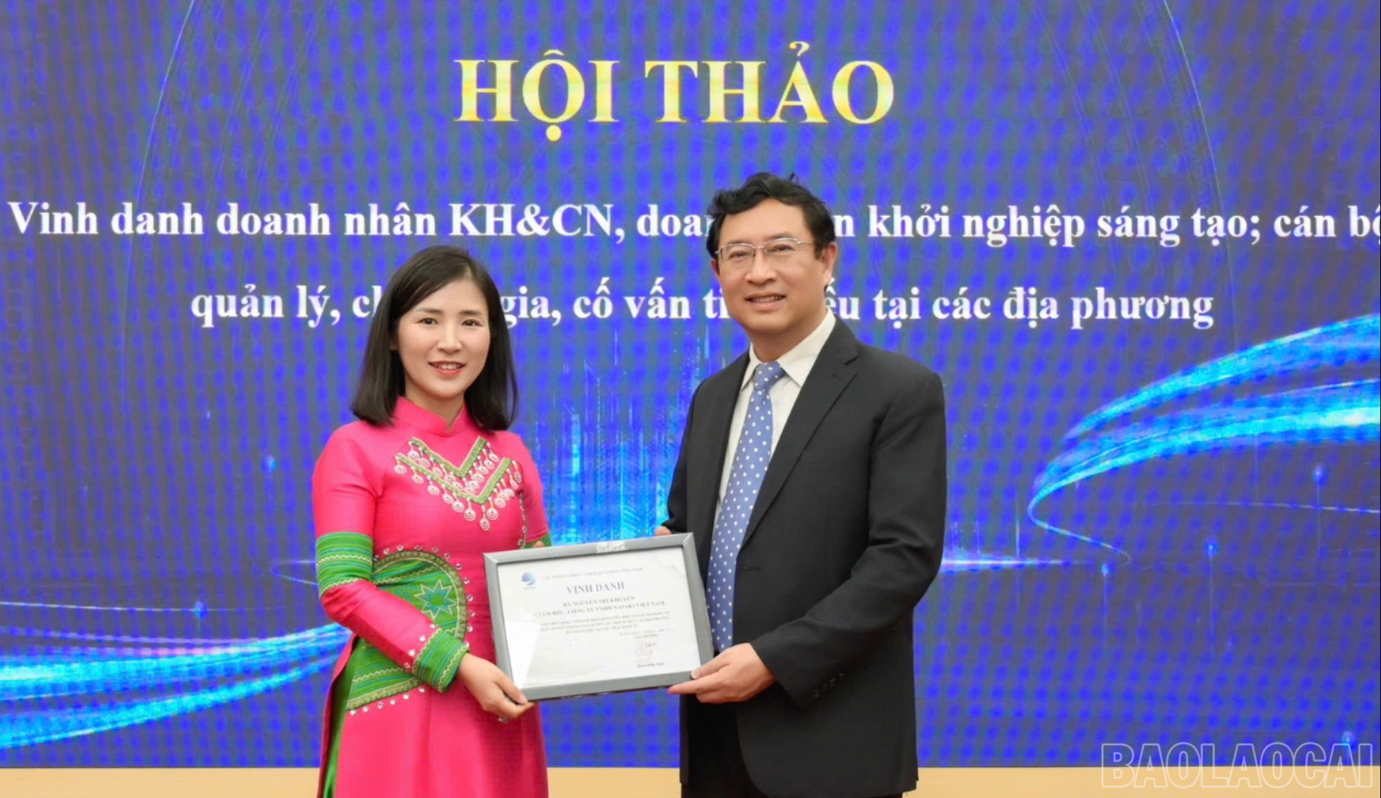 Dna Nguyen Thi Khuyen, directoarea Nasaki Vietnam Co., Ltd., a fost onorată cu premiul „Antreprenor remarcabil în știință și tehnologie, antreprenor inovator în startup-uri”. baolaocai-br_z7321349323339-8fbe7f0e8c0c442e4f68a664de75a4cc-1942.jpg