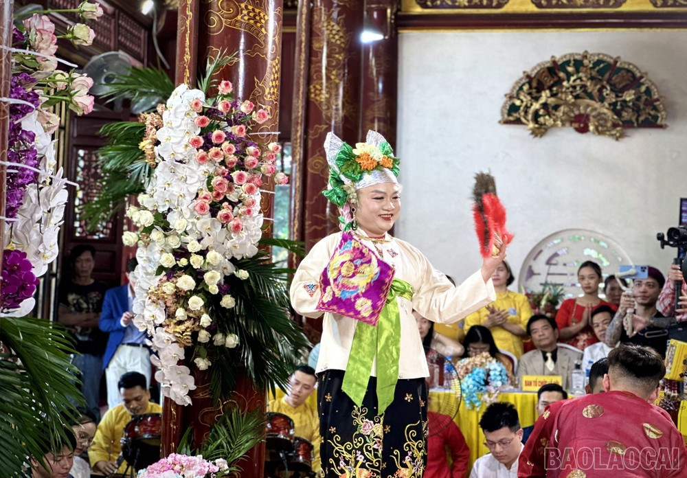 Nghệ nhân ưu tú Đặng Ngọc Anh trình diễn nghệ thuật hầu đồng tại Đền Đông Cuông. baolaocai-br_img-2677.jpg