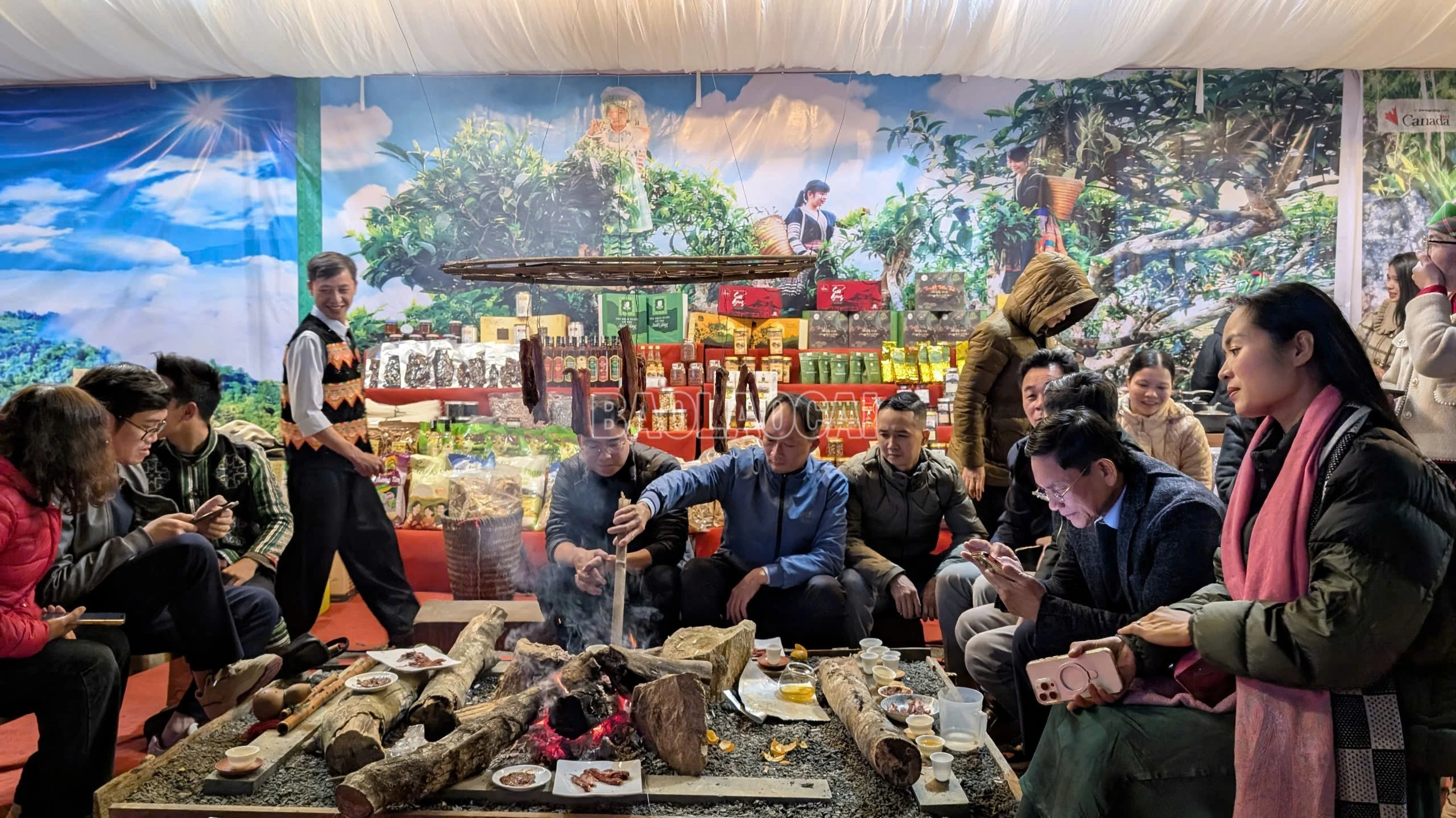 Các gian trưng bày thu hút đông đảo người dân và du khách tới tham quan, trải nghiệm.