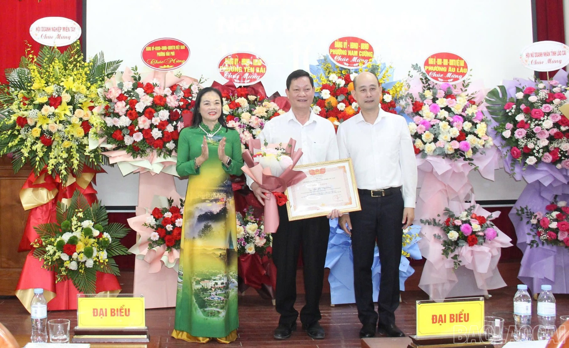 Đại diện Lãnh đạo Hiệp hội Doanh nghiệp tỉnh Lào Cai và lãnh đạo phường Yên Bái tặng Bằng khen của Liên đoàn Thương mại và Công nghiệp Việt Nam cho ông Đỗ Vị Thượng - Phó Chủ tịch HIệp hội Doanh nghiệp tỉnh Lào Cai, Chủ tịch Hội Doanh nghiệp khu vực Yên Bái. baolaocai-br_z7104753613561-07e4b2a61a490cc74fc15122cf874944-802.jpg