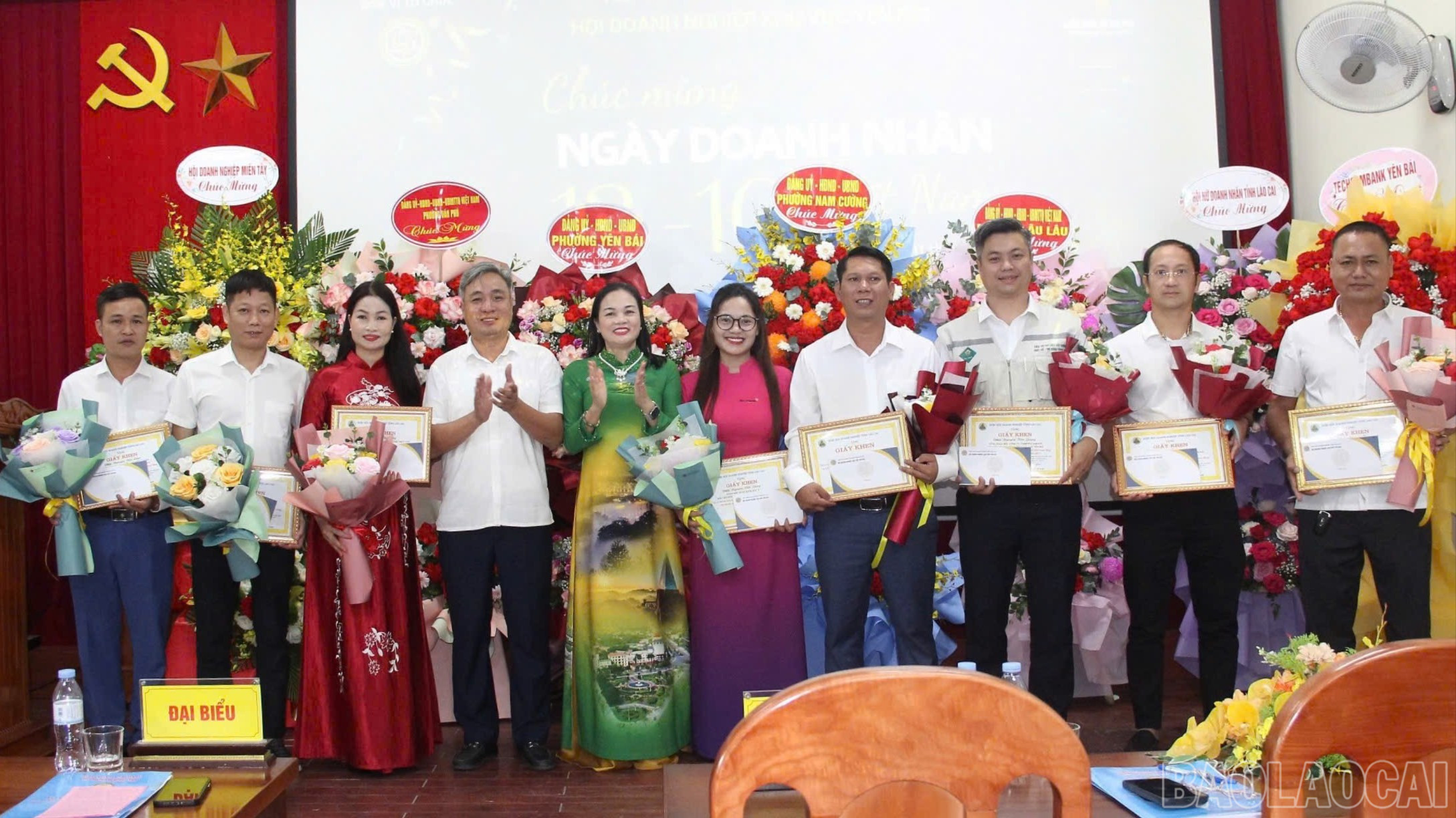 Hiệp hội Doanh nghiệp tỉnh Lào Cai tặng Giấy khen cho các tập thể, cá nhân có thành tích suất sắc. baolaocai-br_z7104765809510-96b8b4b58464087cee2b98cb1c8764da-4274.jpg