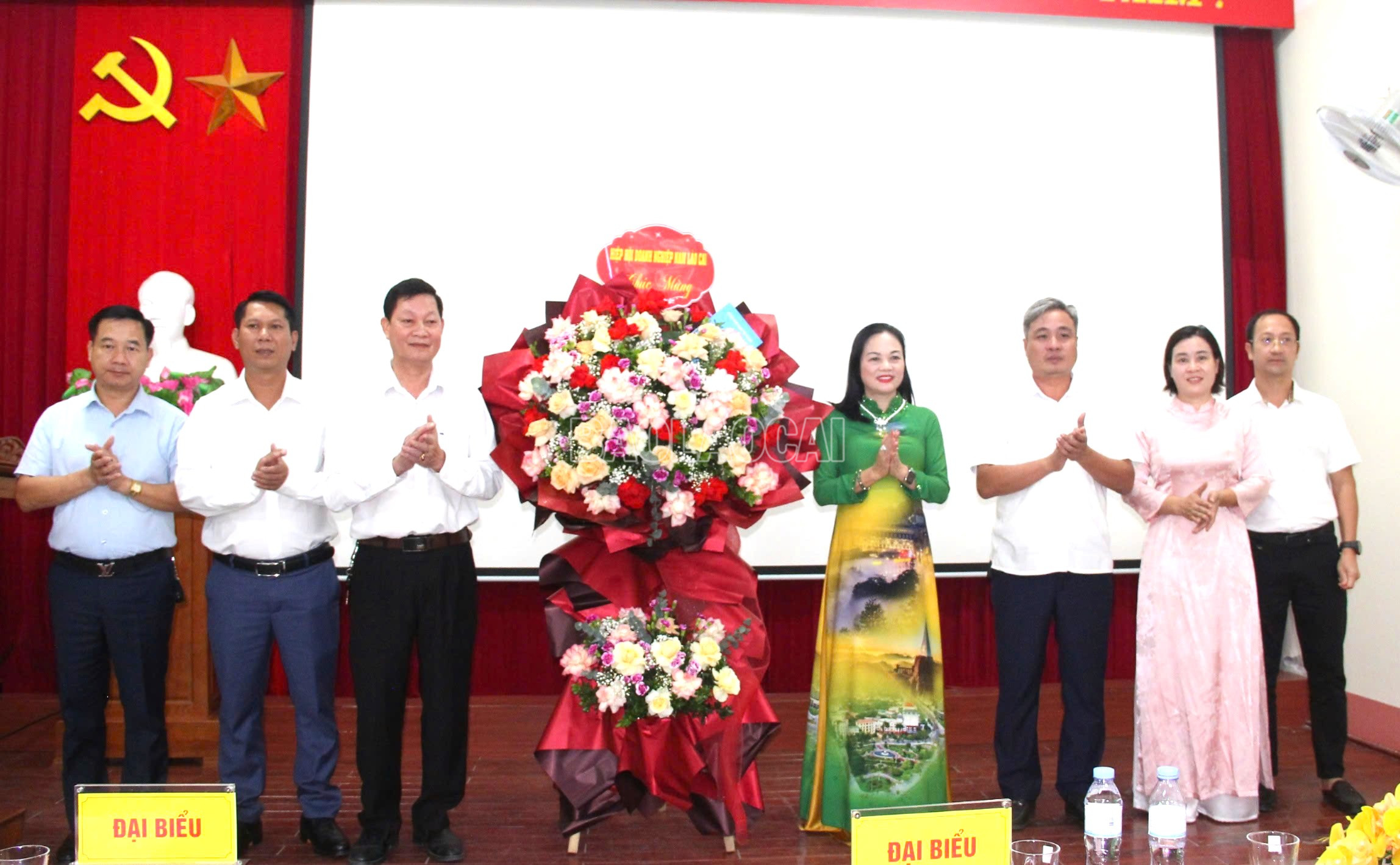 Hiệp hội Doanh nghiệp tỉnh Lào Cai tặng hoa chúc mừng Hội Doanh nghiệp khu vực Yên Bái. baolaocai-c_z7104753581676-189b82fe472996c619e735d990e745fe-7239.jpg