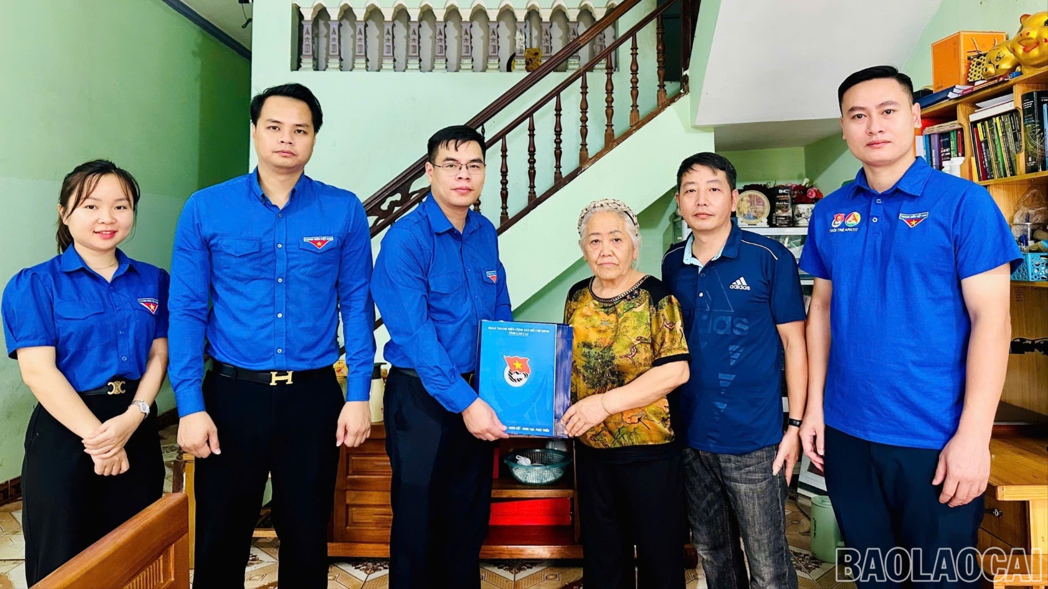 Thường trực Tỉnh đoàn Lào Cai tặng quà tri ân các gia đình chính sách, người có công với cách mạng trên địa bàn tỉnh. baolaocai-br-523098400-1056587826665420-8993446396546515541-n.jpg