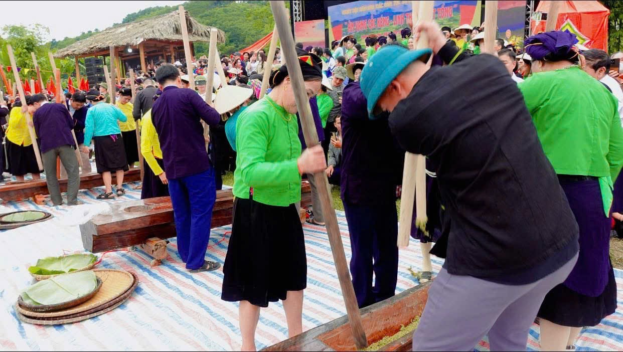 Sôi nổi thi giã cốm tại Ngày hội. z7155048053270-f9fb02fa7627ae28e9e1fef3cb3cb4ae.jpg